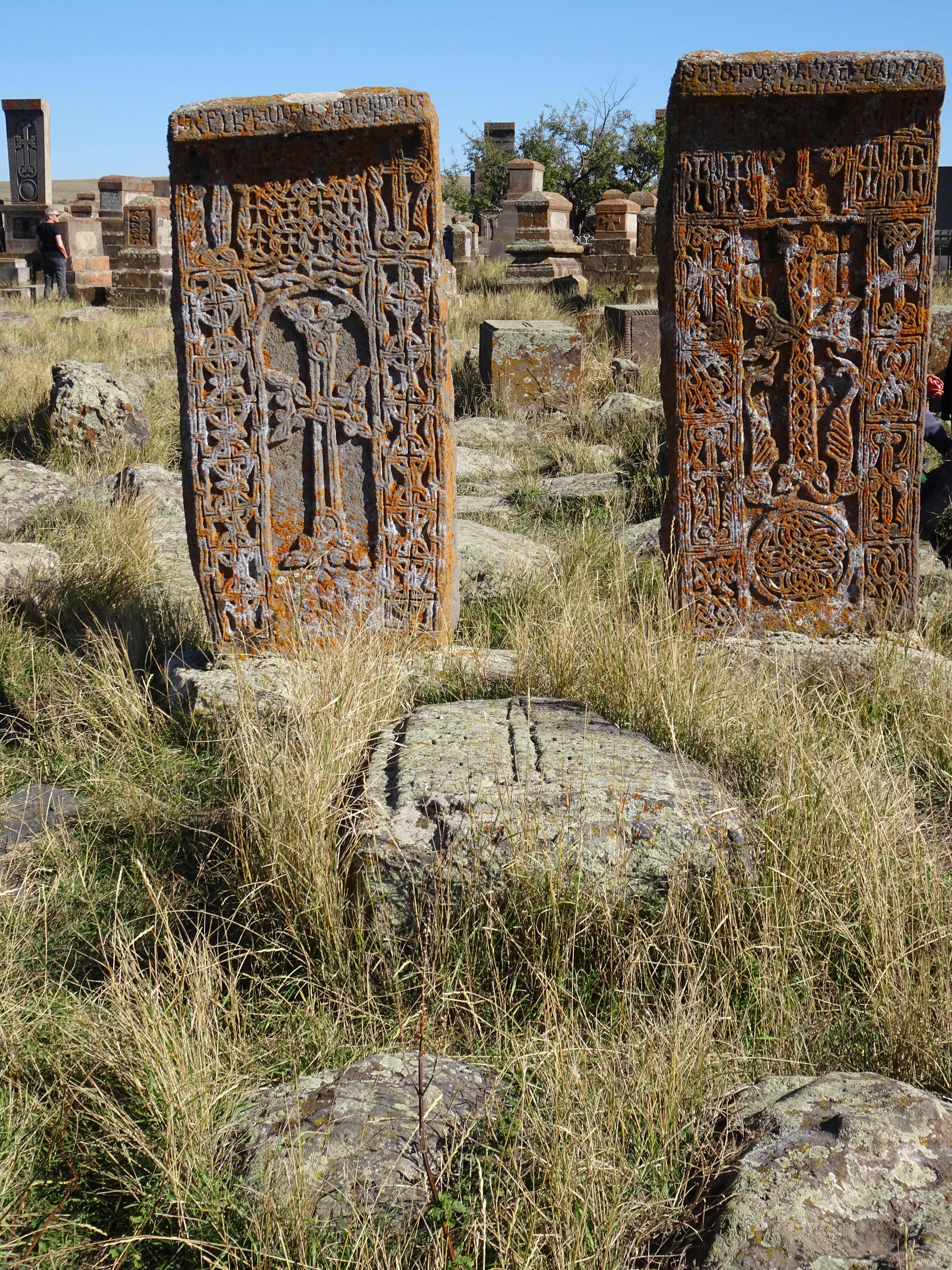 Der Friedhof von Noradus bietet eine bunte Mischung von Kreuzsteinen verschiedener Epochen.