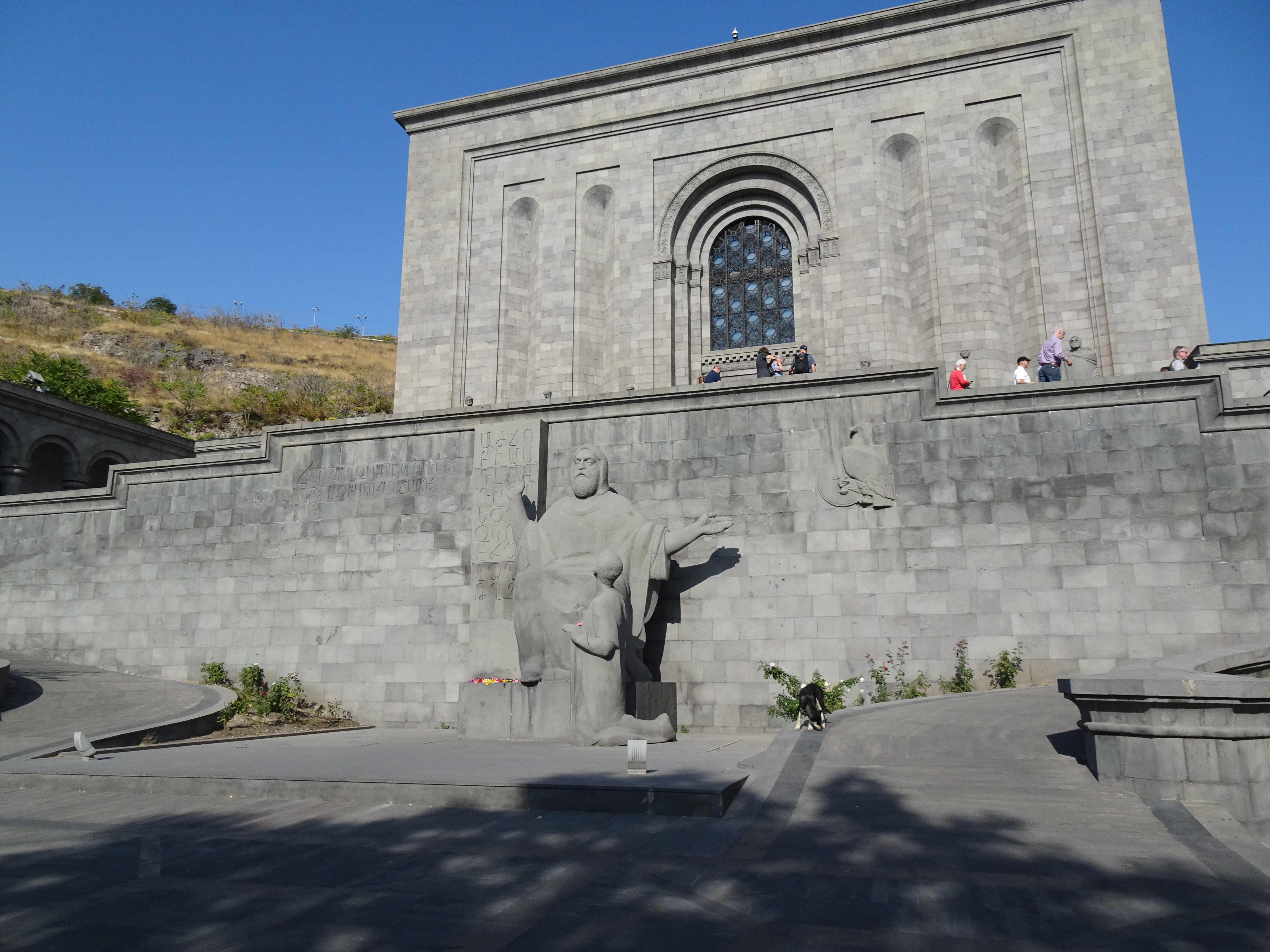 Handschriftensammlung Matenadaran, mit dem Denkmal für den Erfinder der armenischen Schrift.