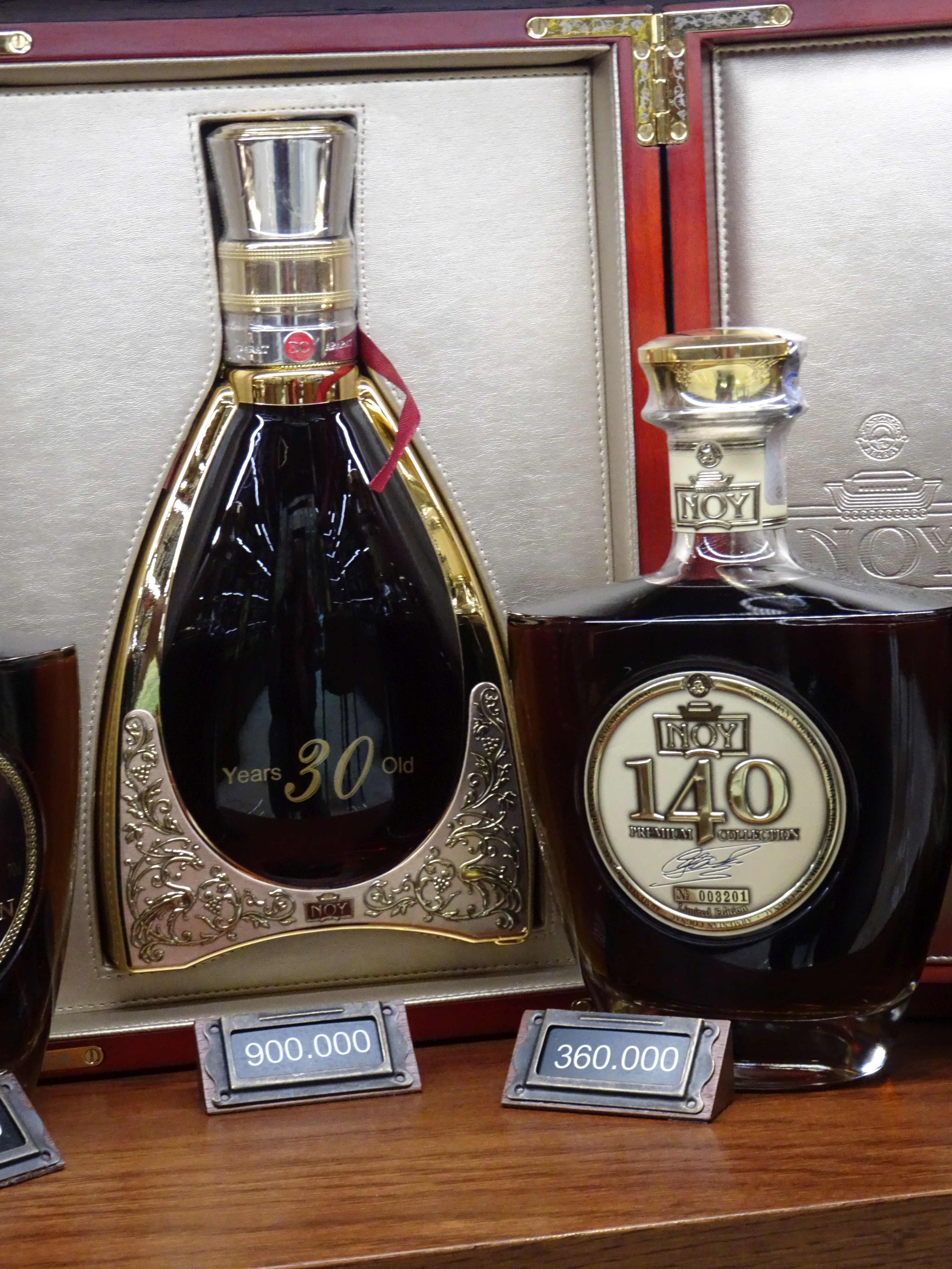 Ein wichtiger Exportartikel, der Cognac Ararat. Diese Editionen verkneifen wir uns aber... Zum Umrechnen: 500 Dram sind etwa ein Euro.