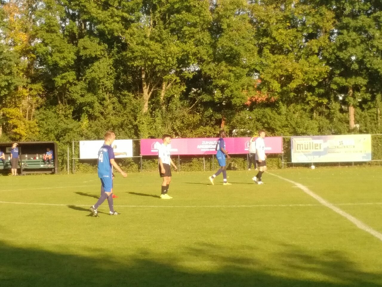Und danach groundhopping zu den Spielen unserer Patenkinder. Chris mit dem "Blauen Wunder" in Grasdorf ...