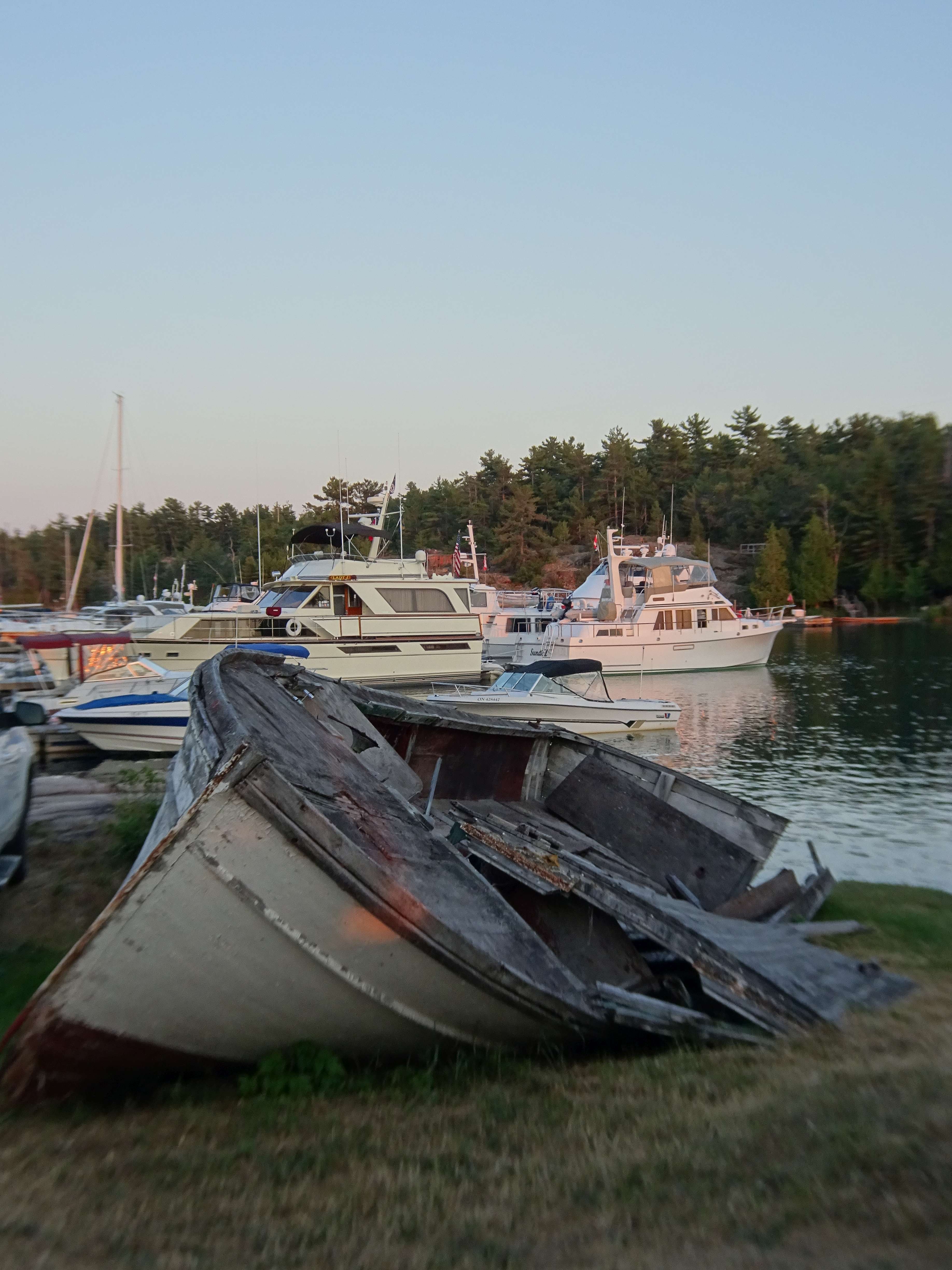In Killarney am Lake Huron, erreichbar vom Wasser oder über eine 70 km lang Stichstraße vom highway.