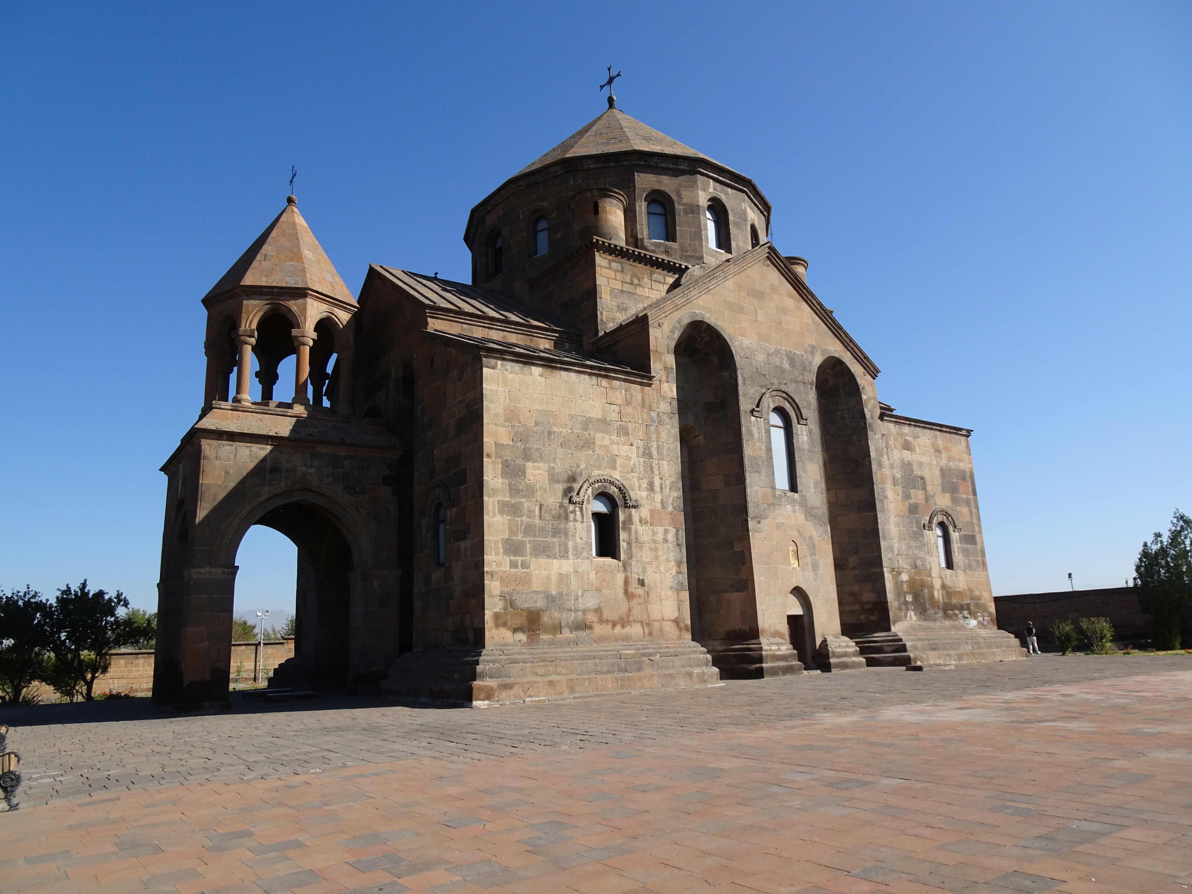Sowohl Diokletian als auch der armenische König Tiridates III. warben erfolglos um die schöne Jungfrau Hripsime. Ergebnis war ihr Ende als Märtyrerin...