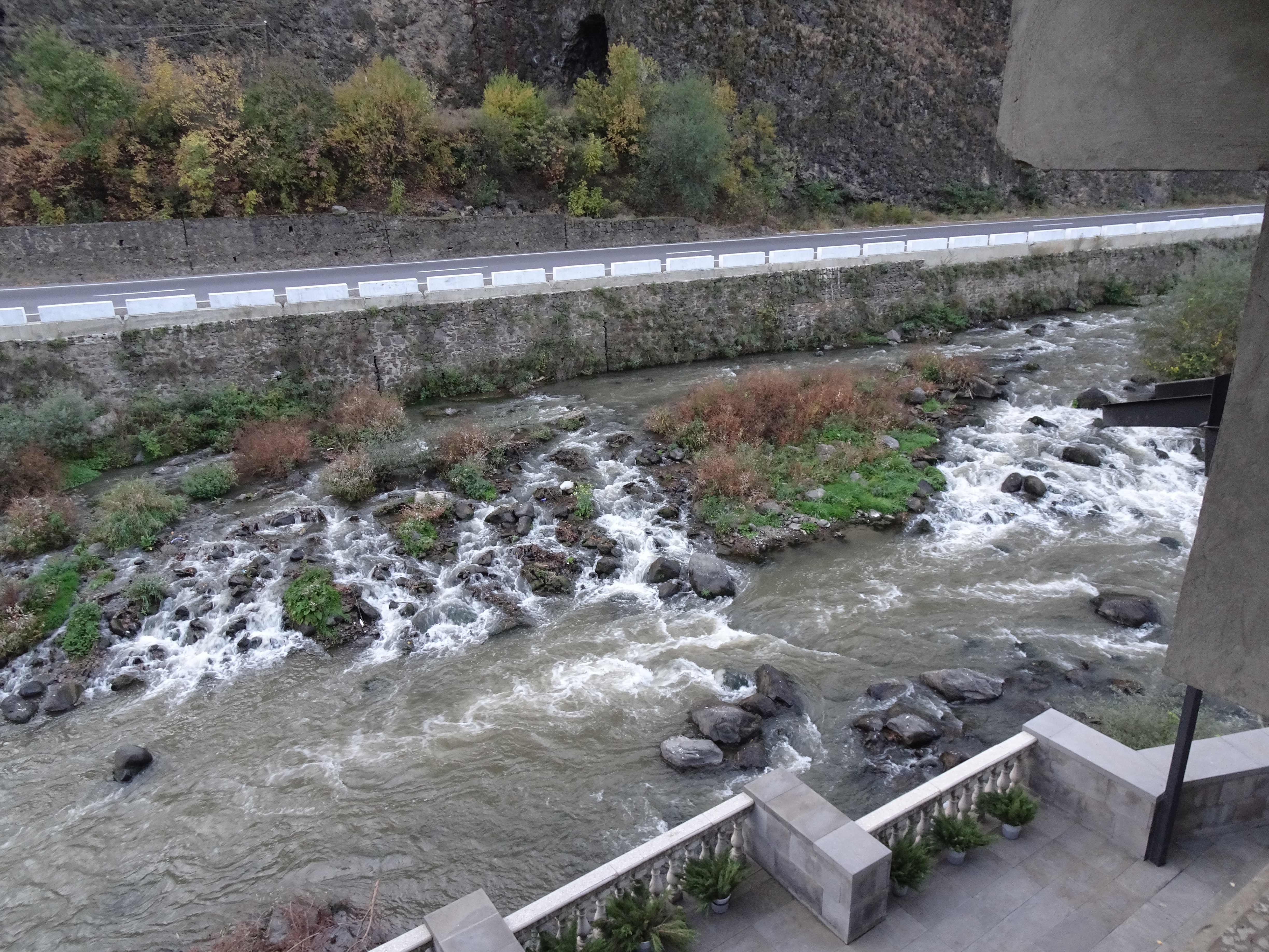 Der nette Ausblick aus unserem Hotel in Alaverdi