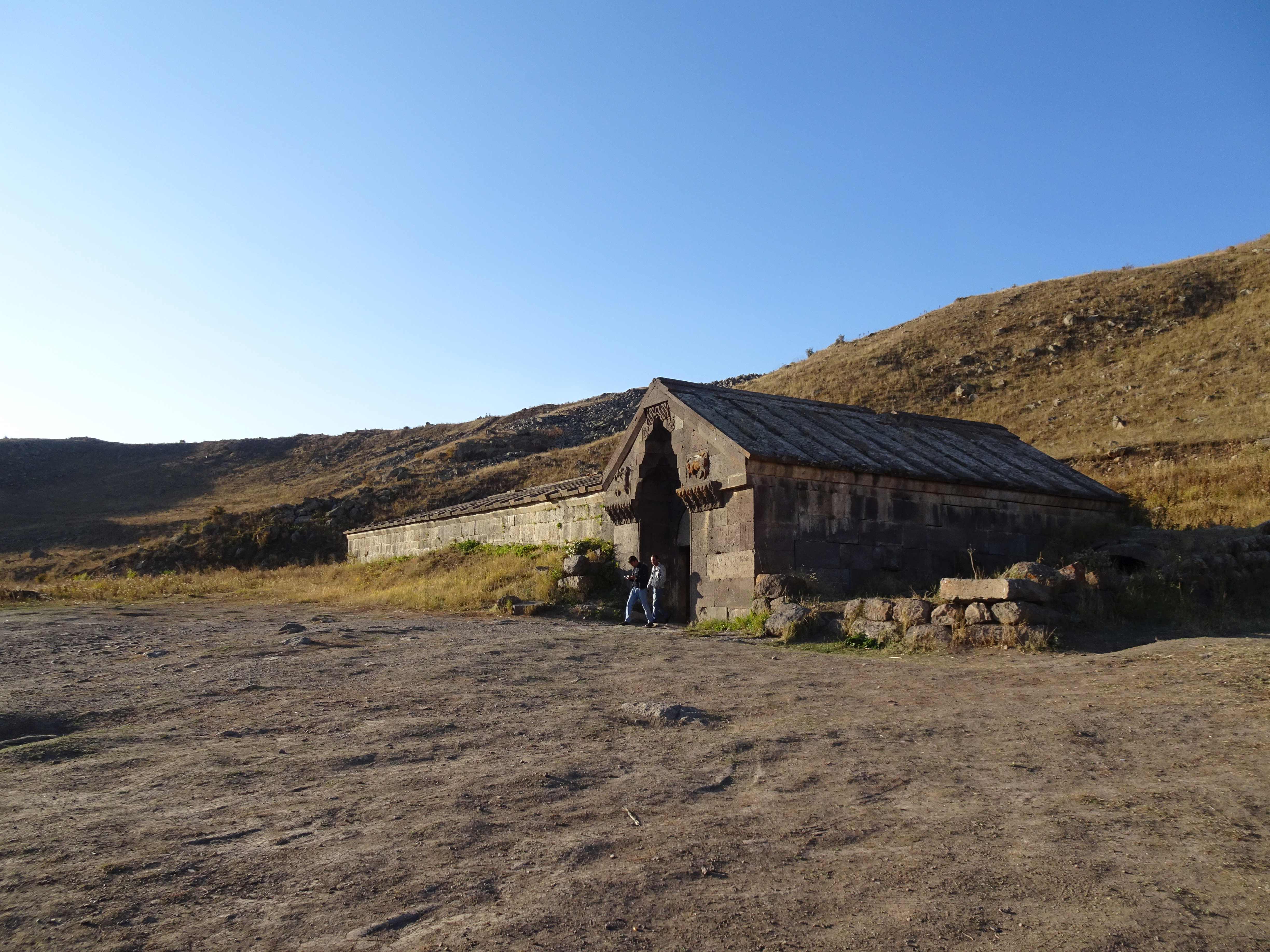 Auf der Seidenstraße, eine Karawanserei aus dem 14. Jhd, auf dem Wardenjaz-Pass in 2410 m Höhe.