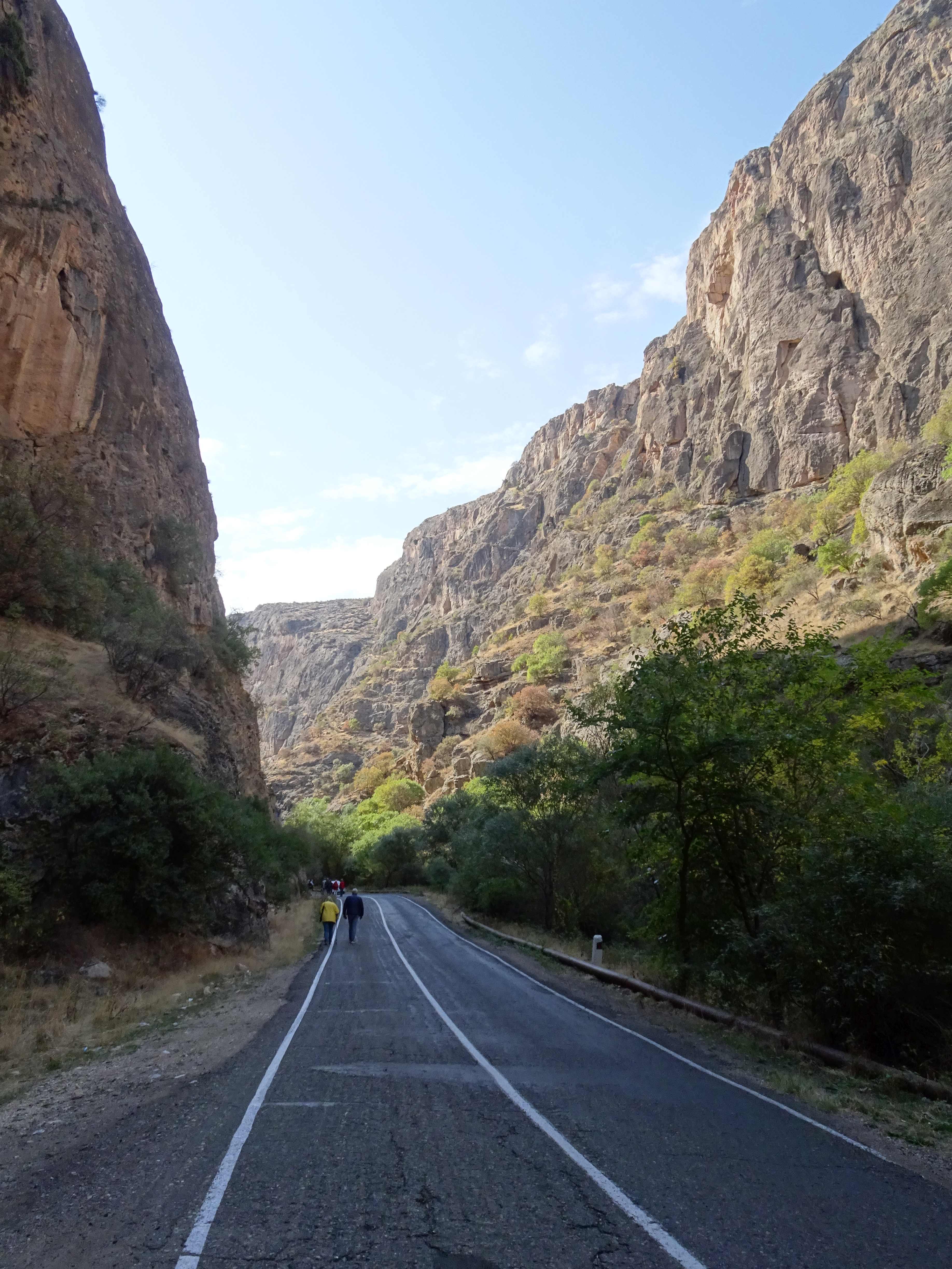 Nach dem Besuch der ältesten Weinkellerei der Welt (4. Jhd. v. Chr.), geht es durch die Norawank-Schlucht.