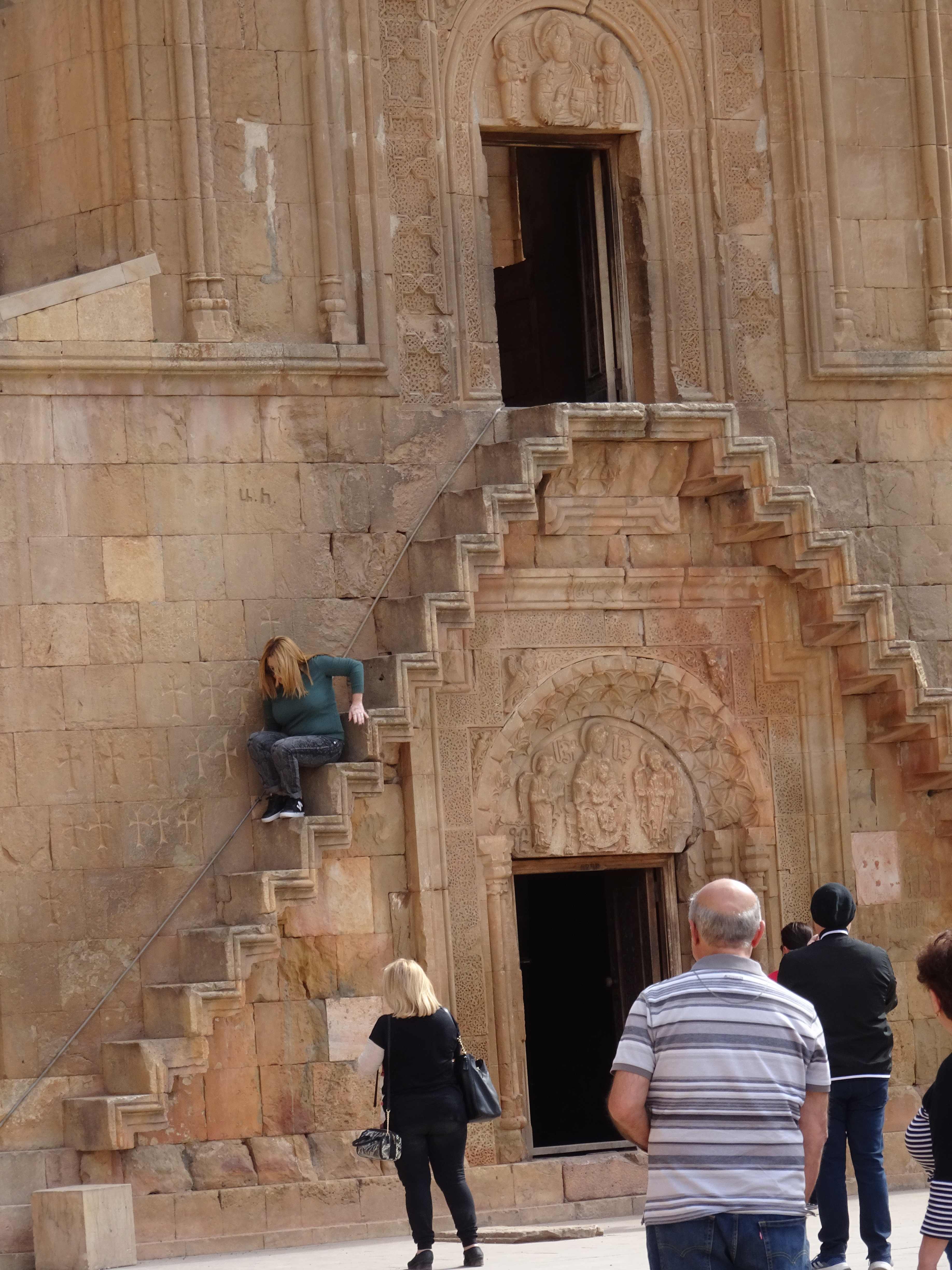 ...gehört es zum Volkssport eine völlig ungesicherte Treppe zur Oberkirche hochzuklettern. Nicht gerade ein "niederschwelliges Angebot" der Kirche....