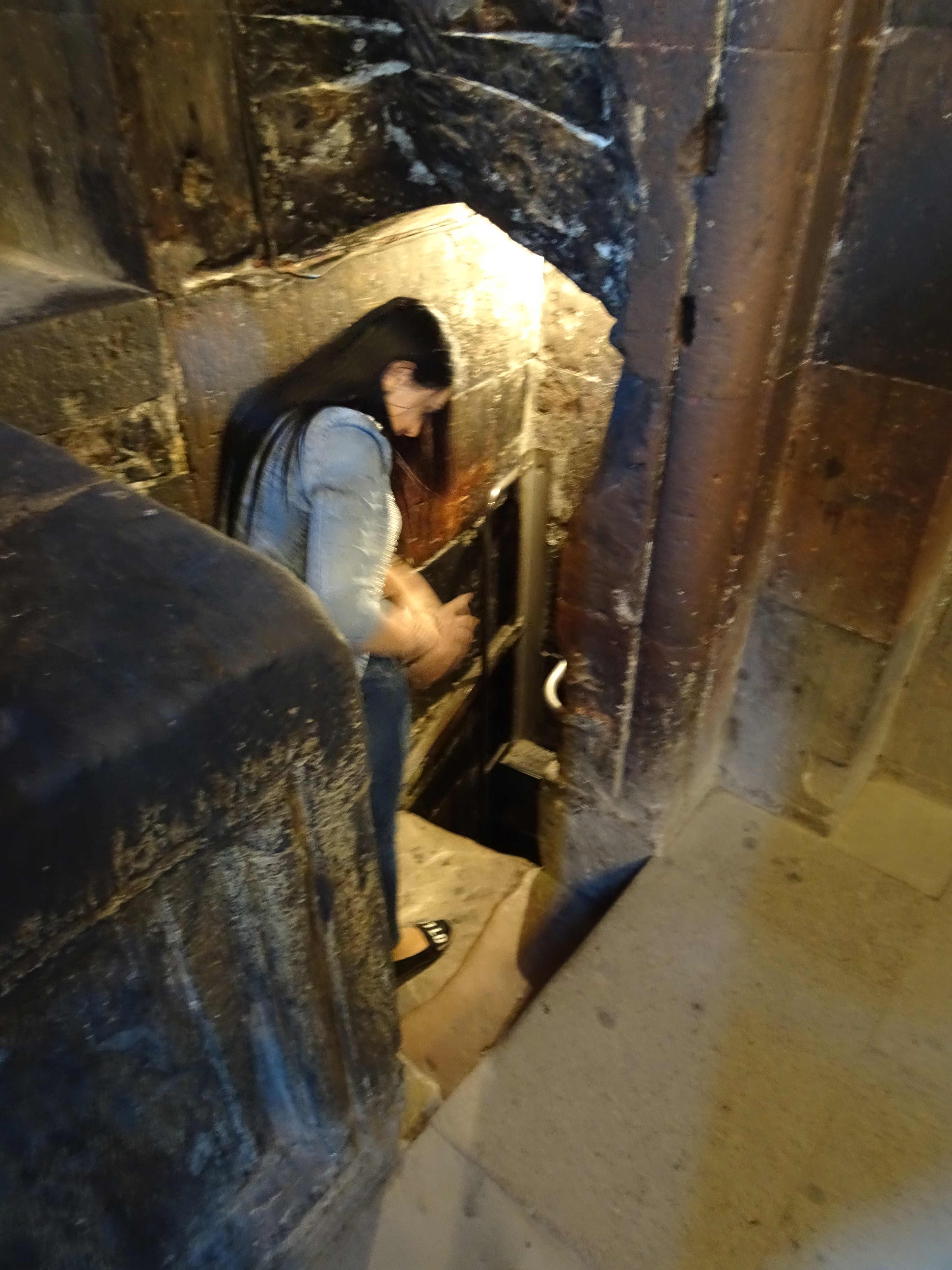 Die Grube, in der Gregor der Erleuchter 13 Jahre gefangen gehalten wurde, bis er den König heilte, der dann Armenien zum ersten christlichen Staat der Welt machte.