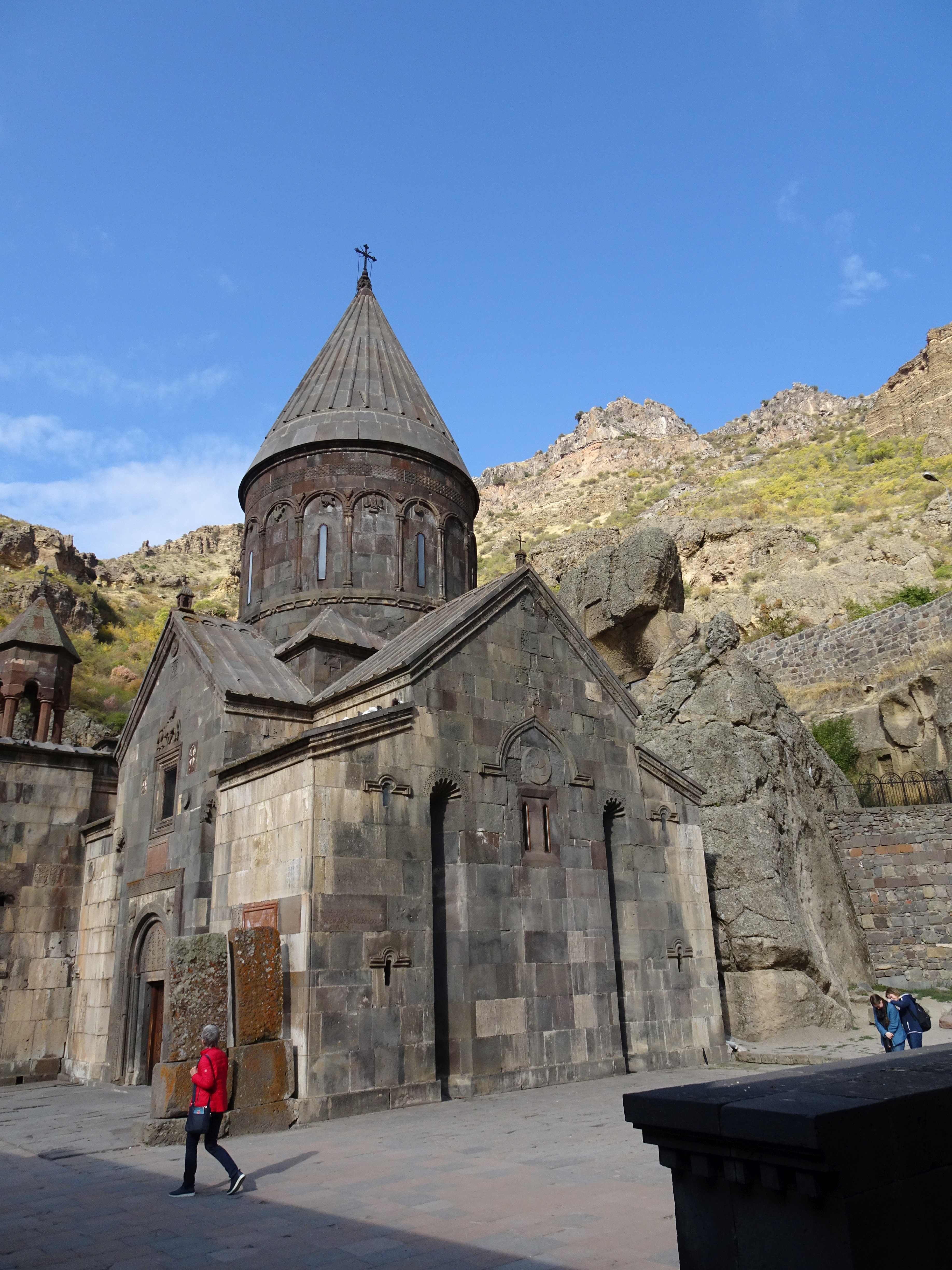 Kloster Geghard ist sehr eindrucksvoll, vor allem wenn dazu noch ein Chor sakrale Musik vorträgt.