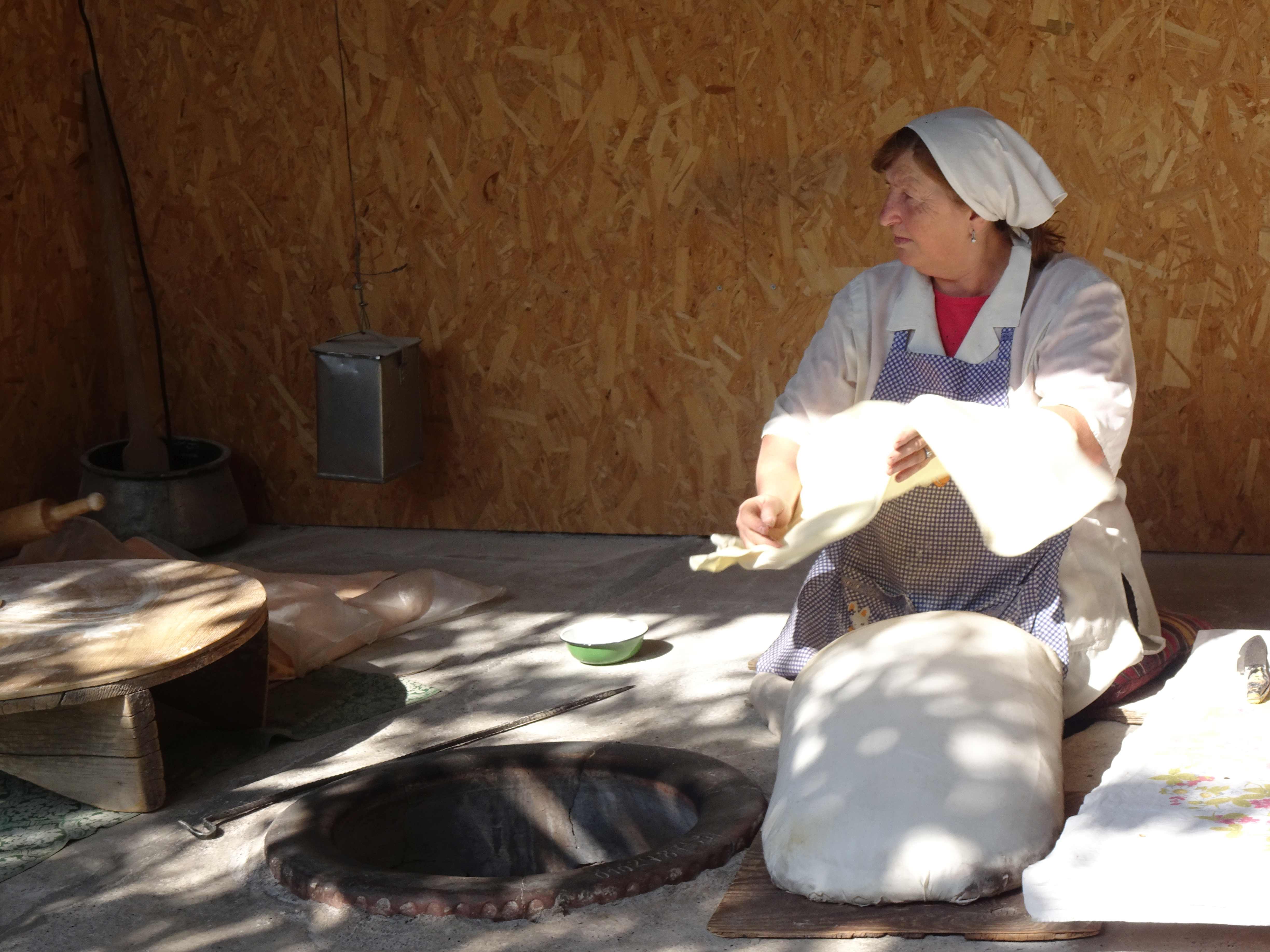 So wird das armenische Fladenbrot, Lavasch, hergestellt.