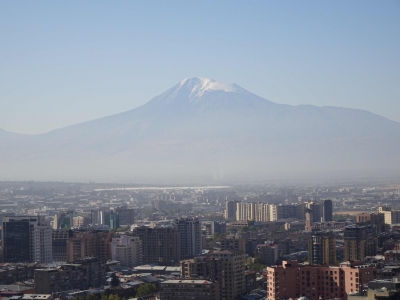 In der zweiten Herbstferienwoche geht es nach Jerewan... gut sichtbar, aber nicht erreichbar: der Ararat.