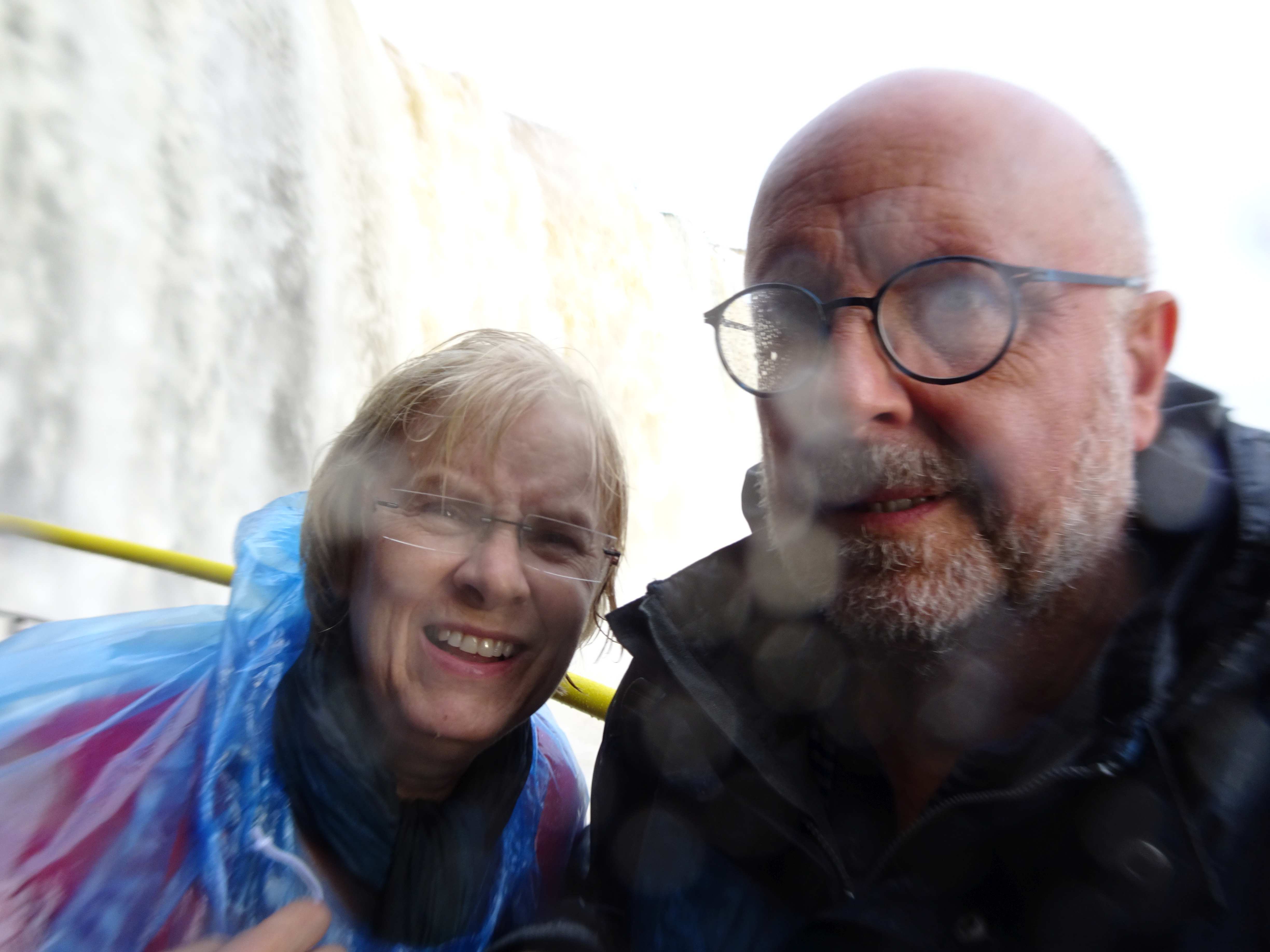 Auf der Plattform inmitten der Fälle wird es richtig nass...