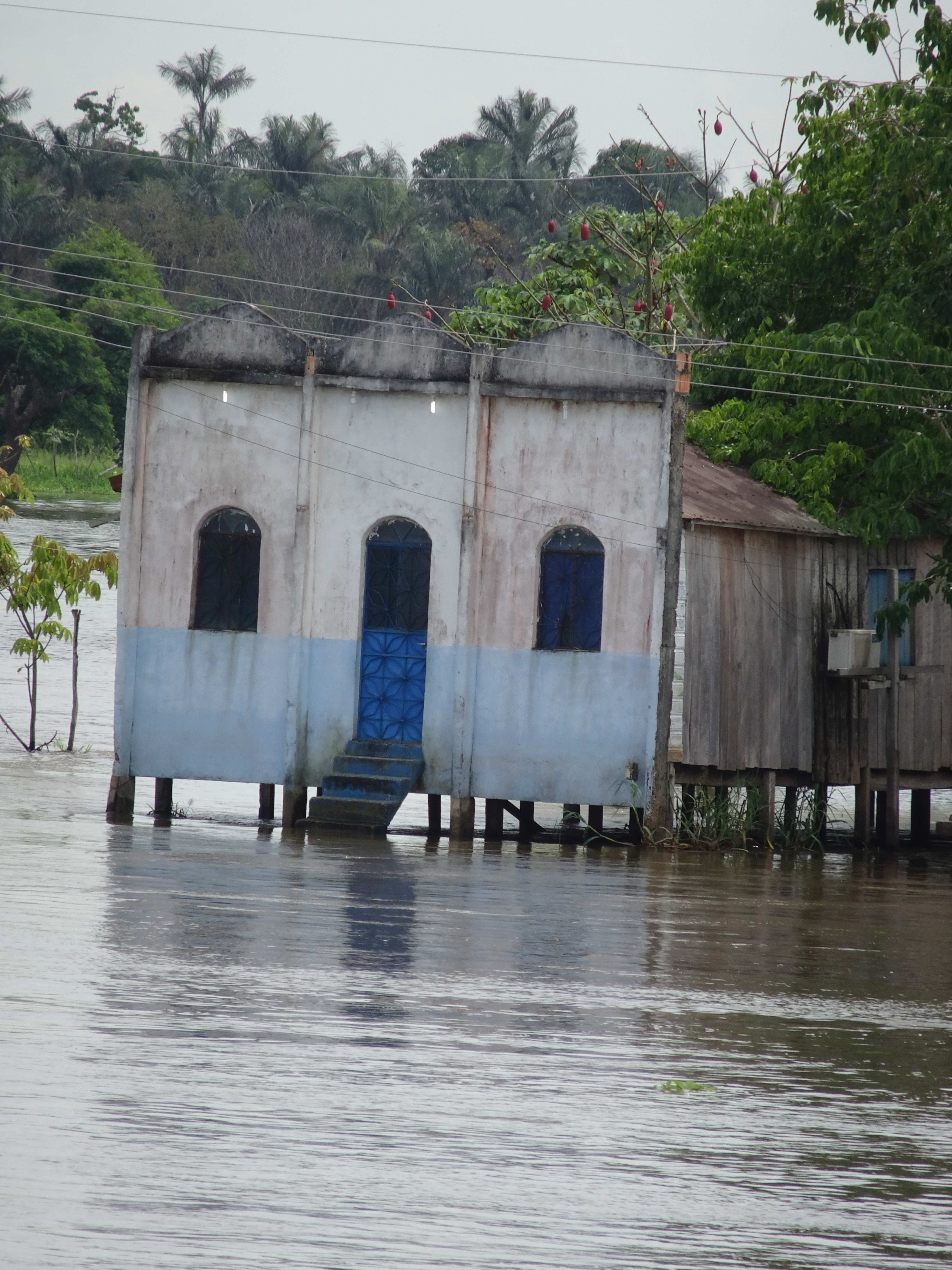 Eine Dorfkirche, nur per Boot erreichbar.