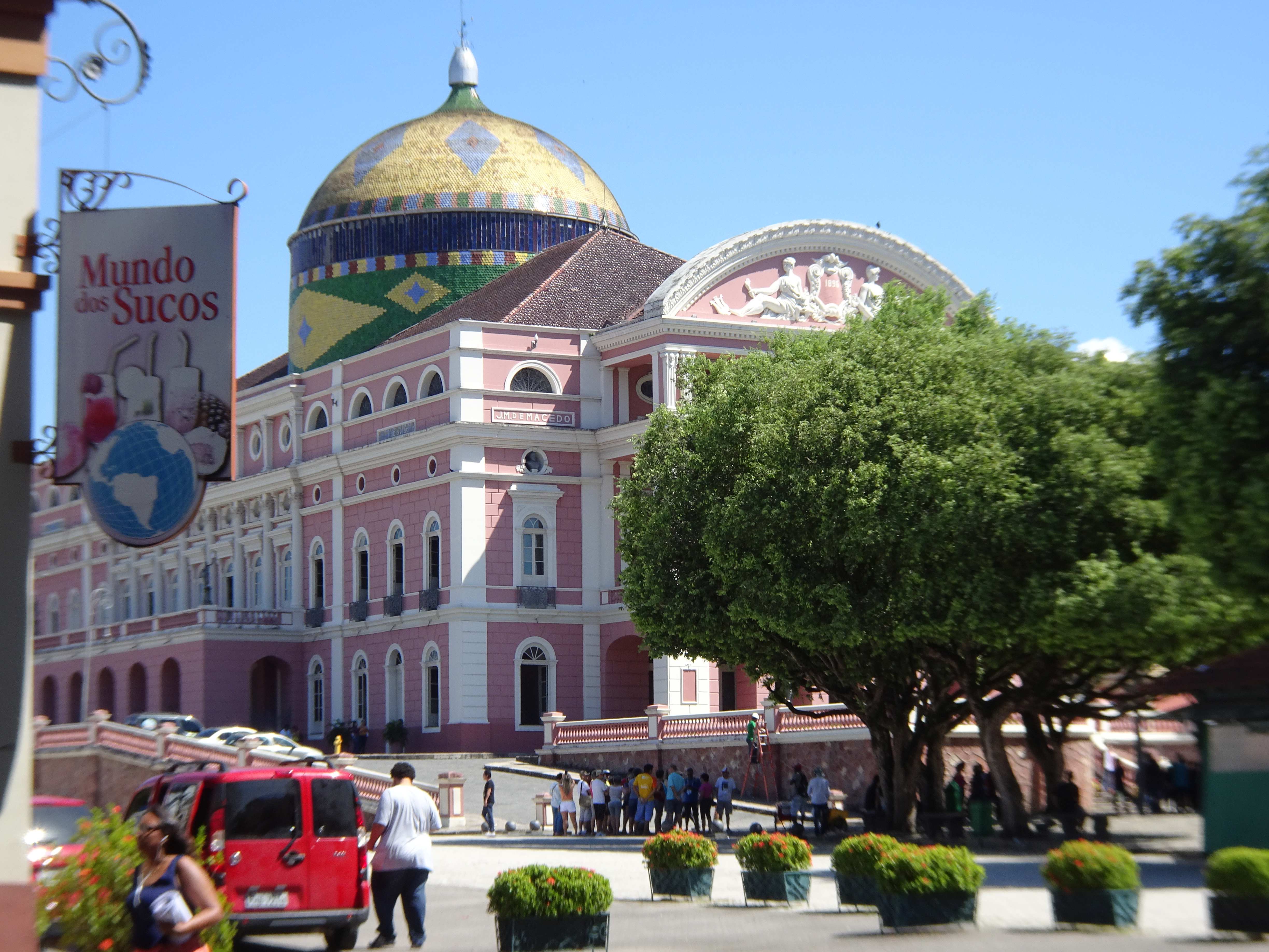 Das Opernhaus von Manaus, siehe auch Werner Herzogs Film "Fitzcarraldo" mit Klaus Kinski.
