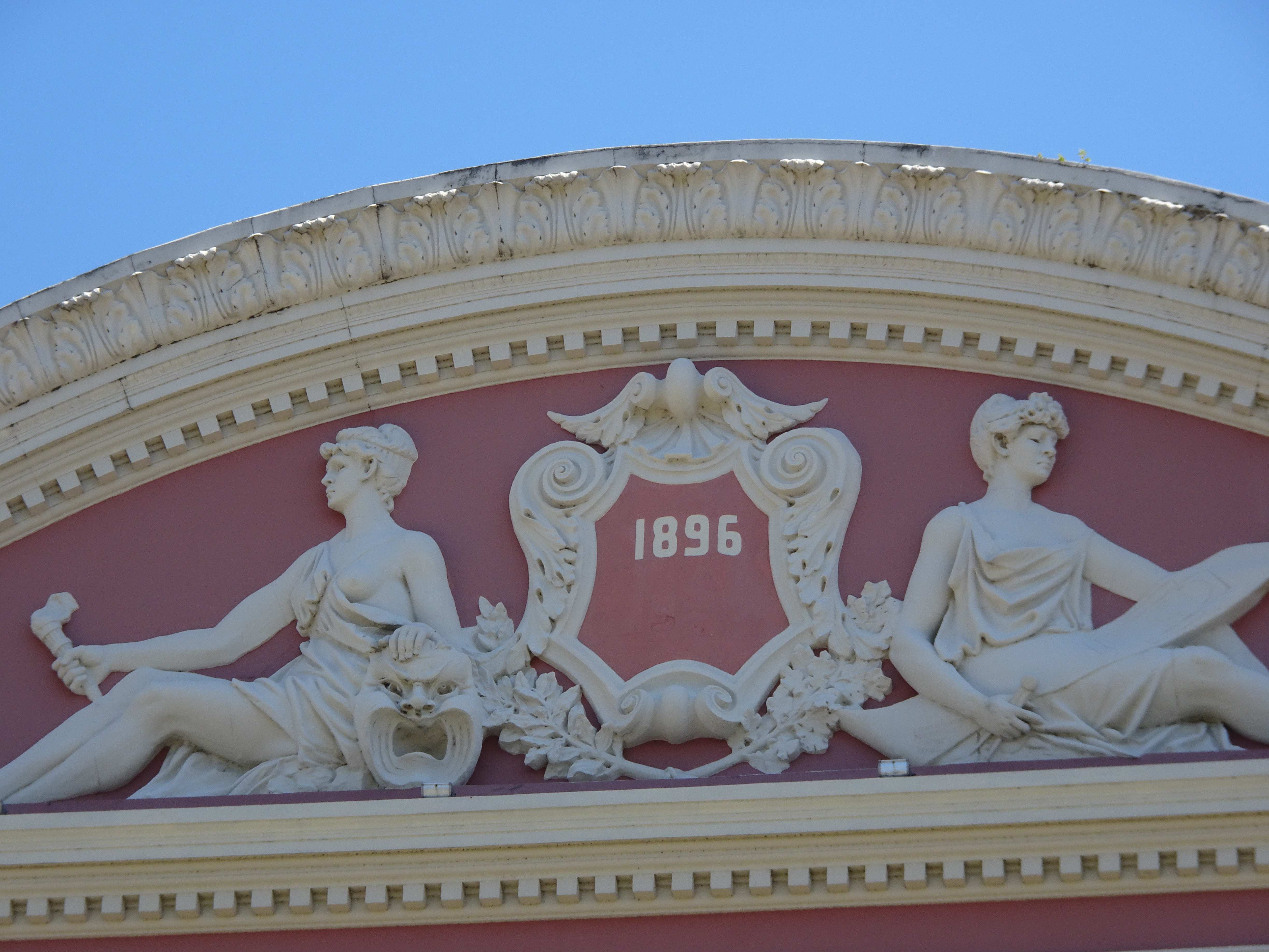 Das Opernhaus ist in einem denkwürdigen Jahr gebaut worden....
