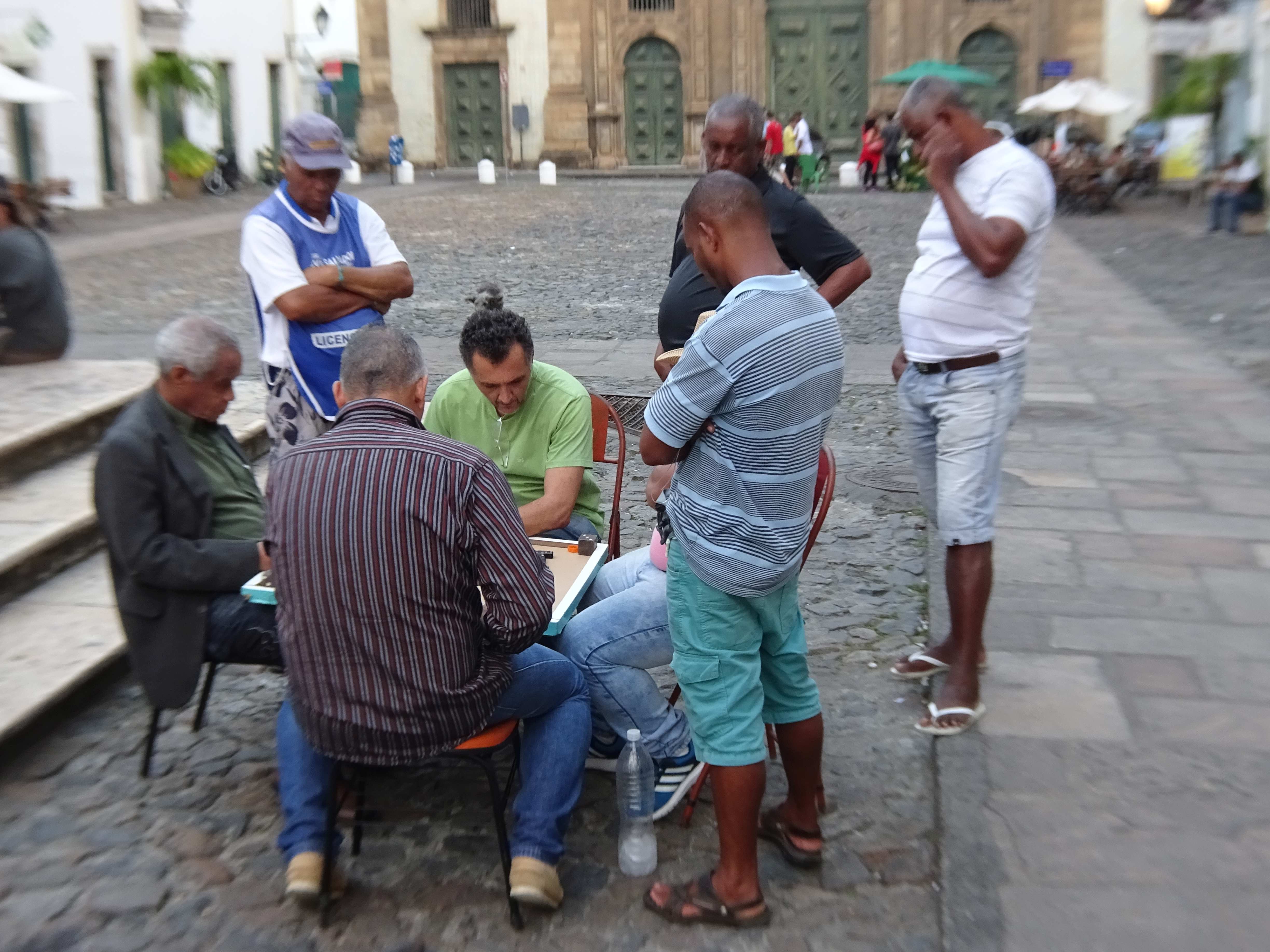 Die älteren Herren erfreuen sich beim Domino...