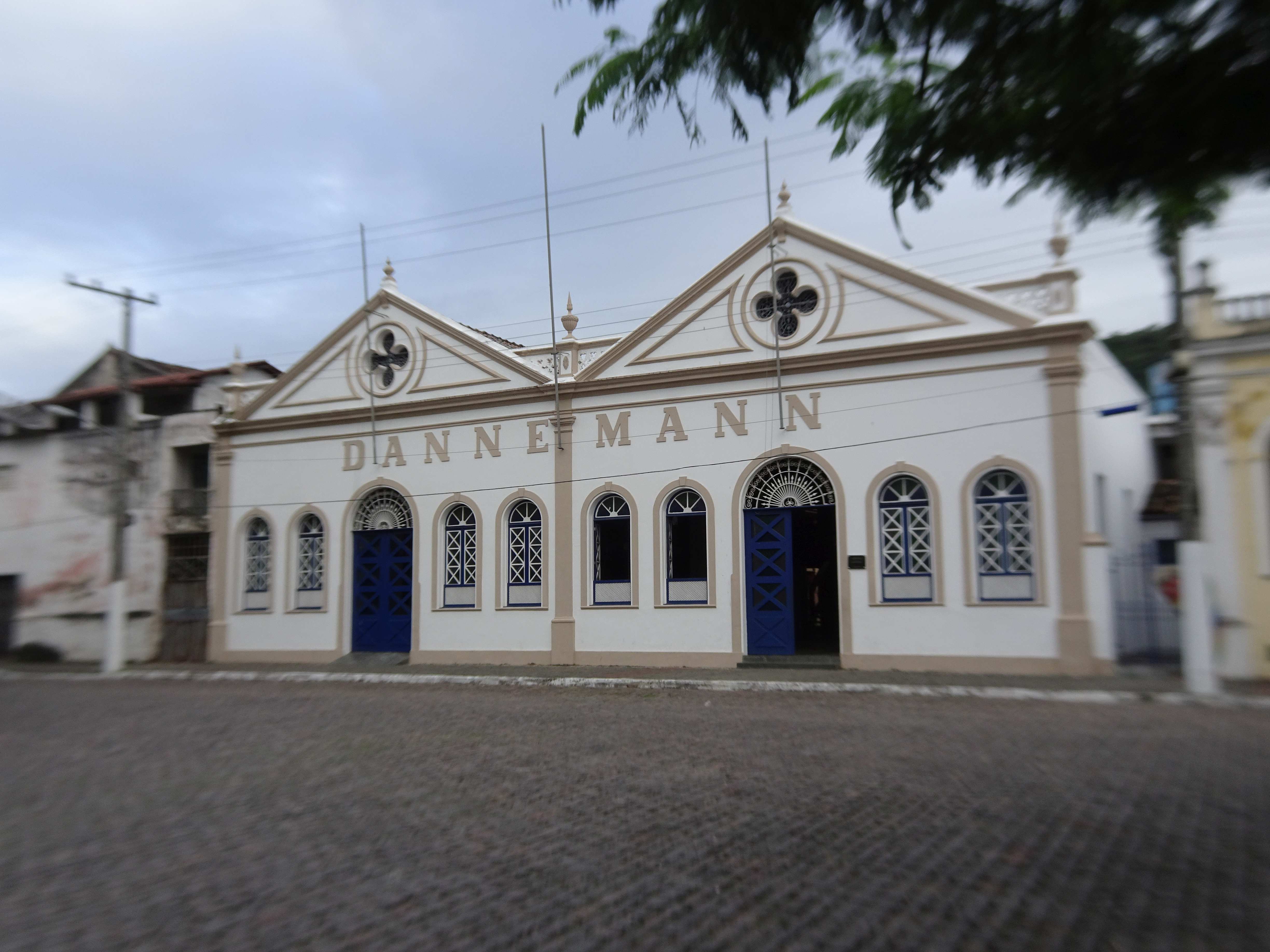 dieser Firma, die hier ihren Stammsitz hat.