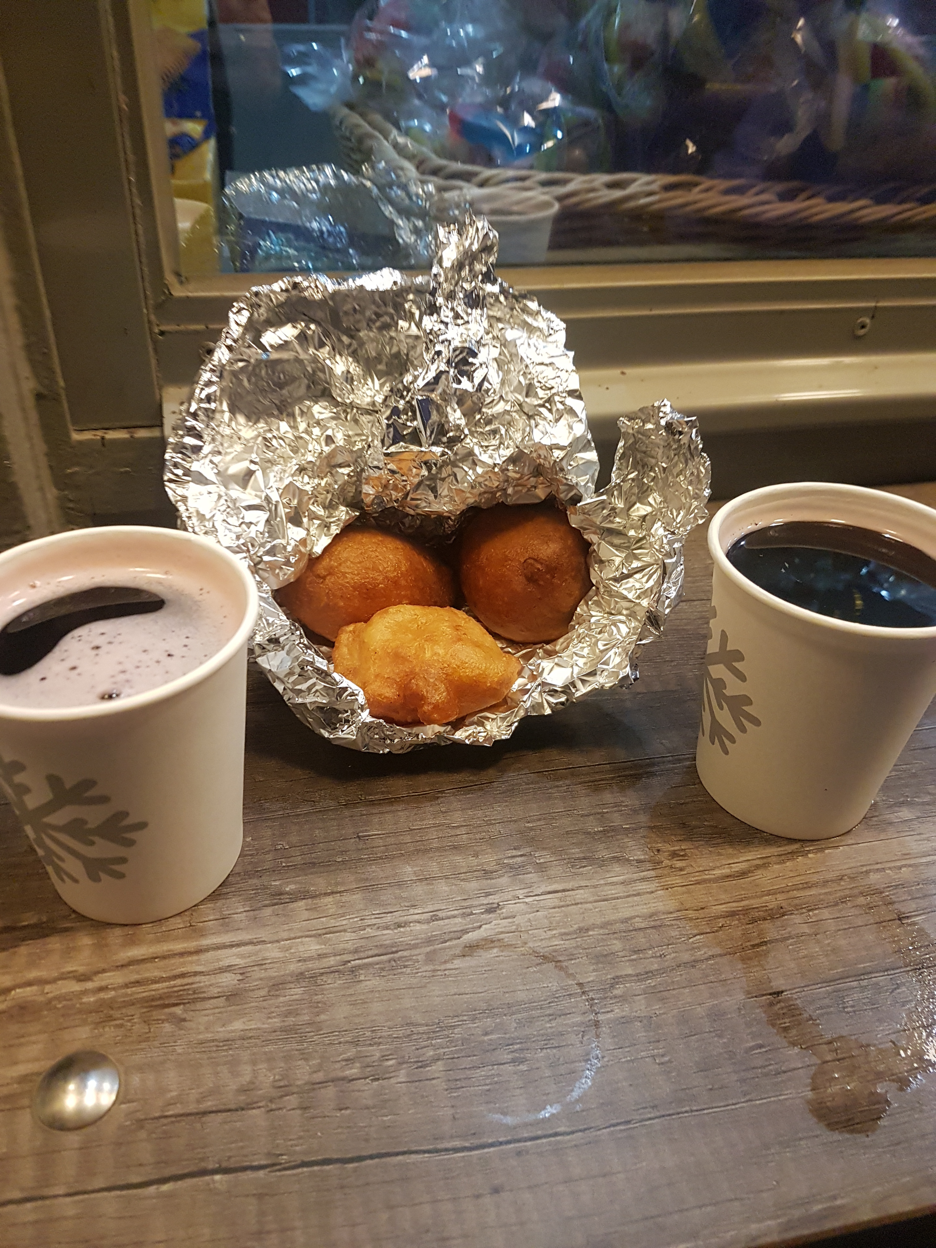 Die kleinen Freuden genießen: Janet backt uns ghanaische Bofot und wir genießen sie mit dem letzten Glühwein am Maschsee.