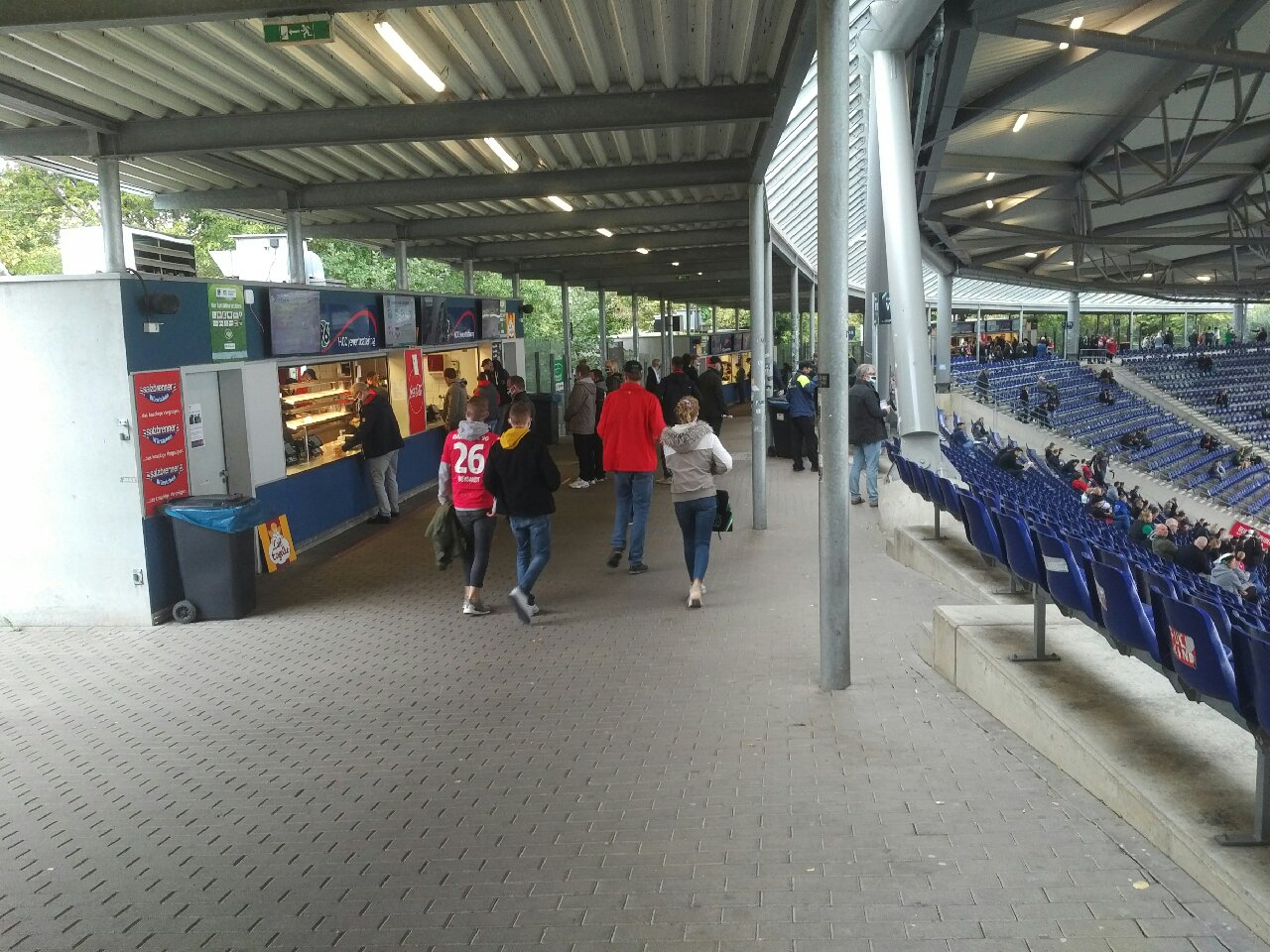 Ja... tatsächlich Profi-Fußball im Stadion. Absolut safe ....