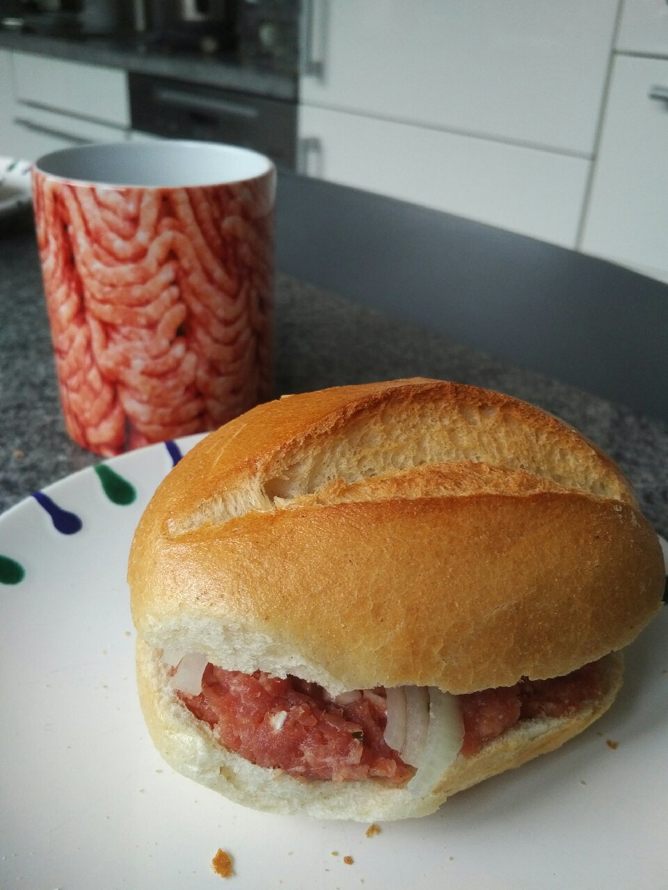 Direkt vor den Herbstferien gibt es für Winfried bei einer Grillparty noch eine Verabschiedung in der Schule. Hier wird ein sehr originelles Geschenk (natürlich die Tasse!) einer Kollegin passend eingeweiht...