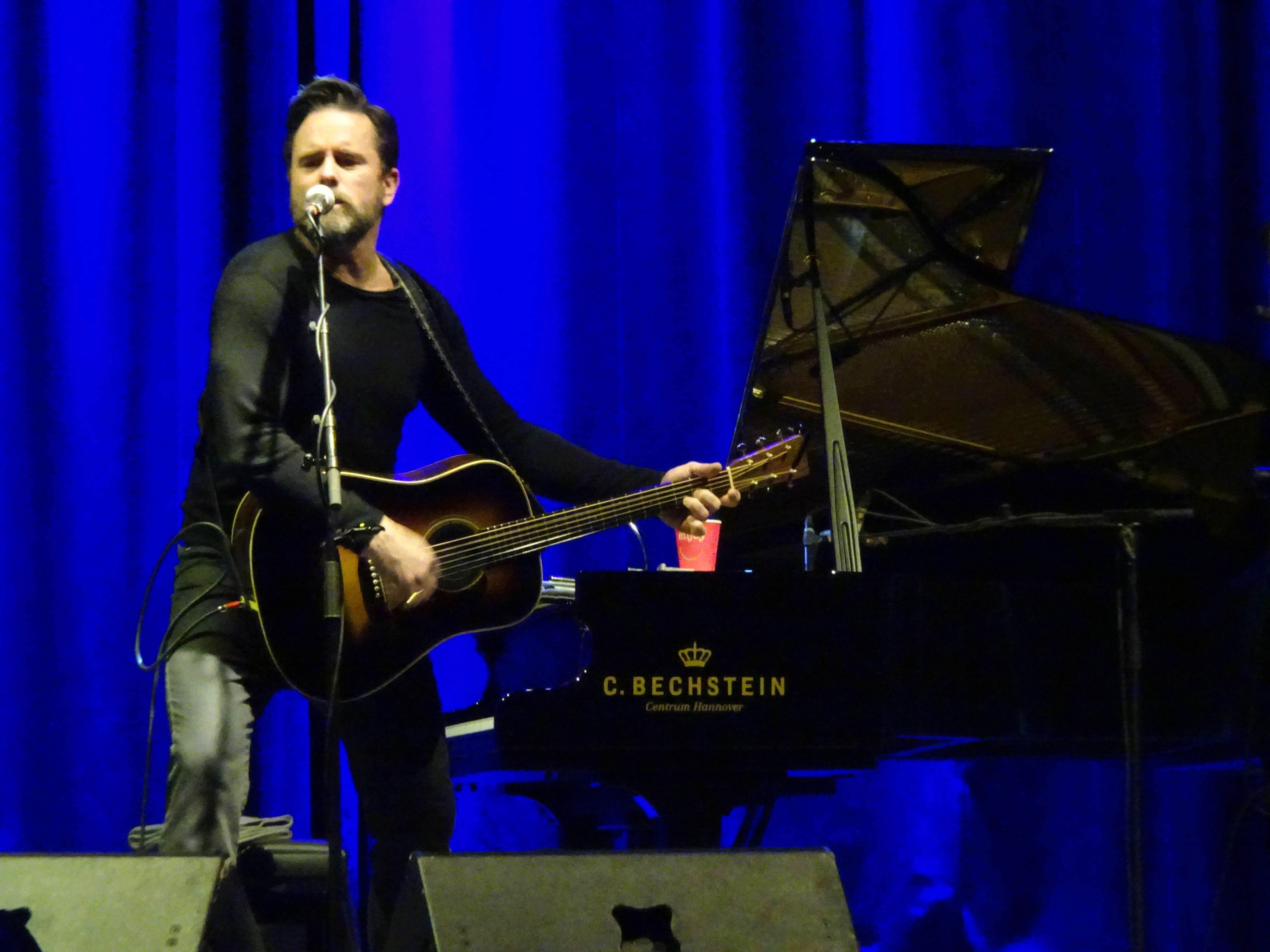 Charles Esten alias Deacon aus "Nashville"...