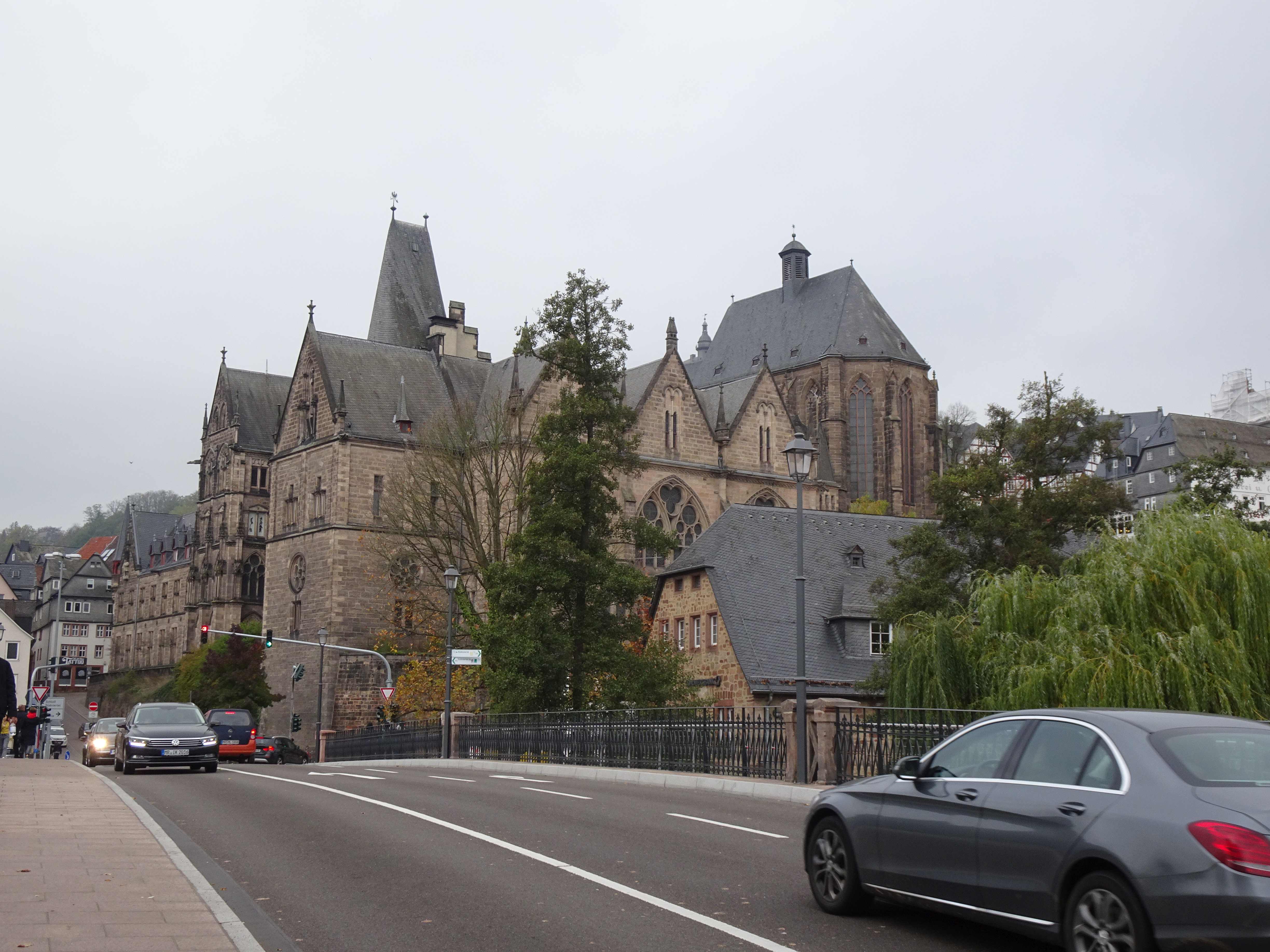 Die Geburtstagsüberraschung ist dann eine Fahrkarte nach Marburg, hier die alte Universität.