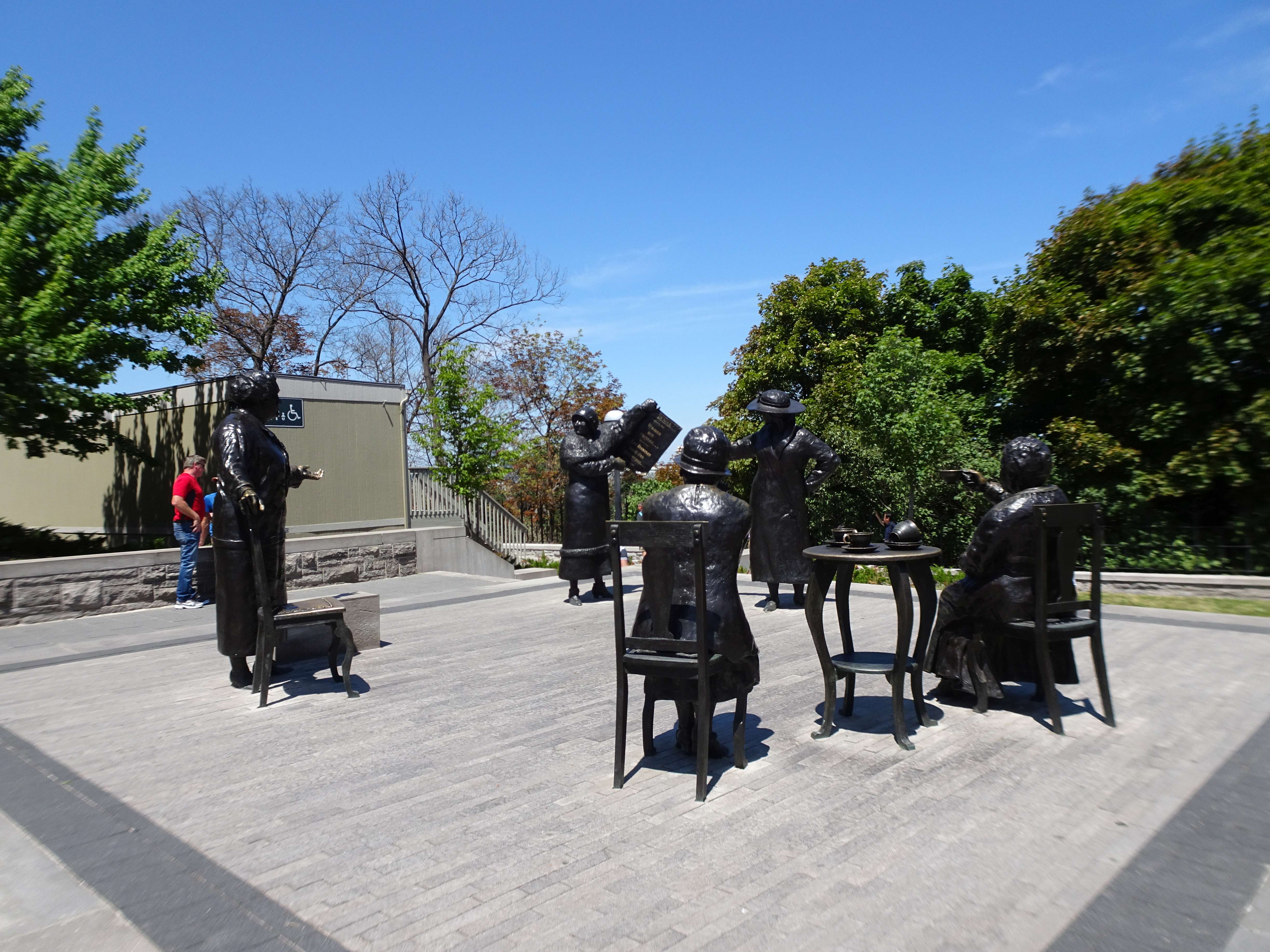Diese Damen haben sich mit ihrem Einsatz für das Frauenwahlrecht ein Denkmal verdient.