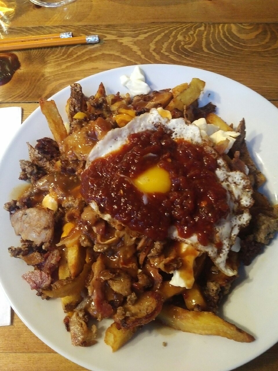In Quebec trauen wir uns an das Nationalgericht Poutine ran, im Prinzip Pommes mit Sauce und vielen Beilagen. Dieses Exemplar hört auf den schönen Namen "hangover cure"....