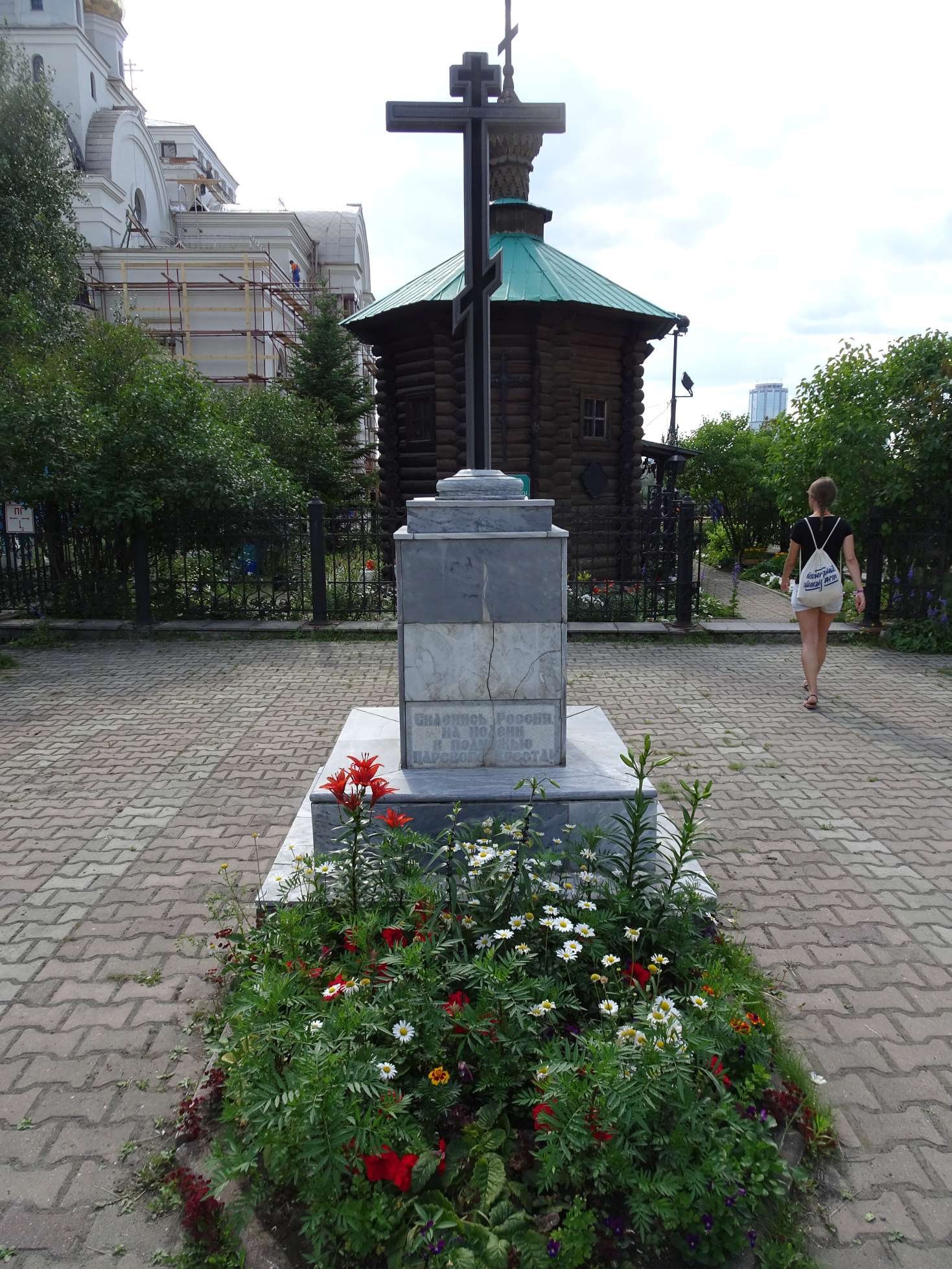 An dieser Stelle wurde 1918 die Zarenfamilie ermordet. Jelzin fürchtete monarchistische Verehrung und ließ das Haus abreißen.