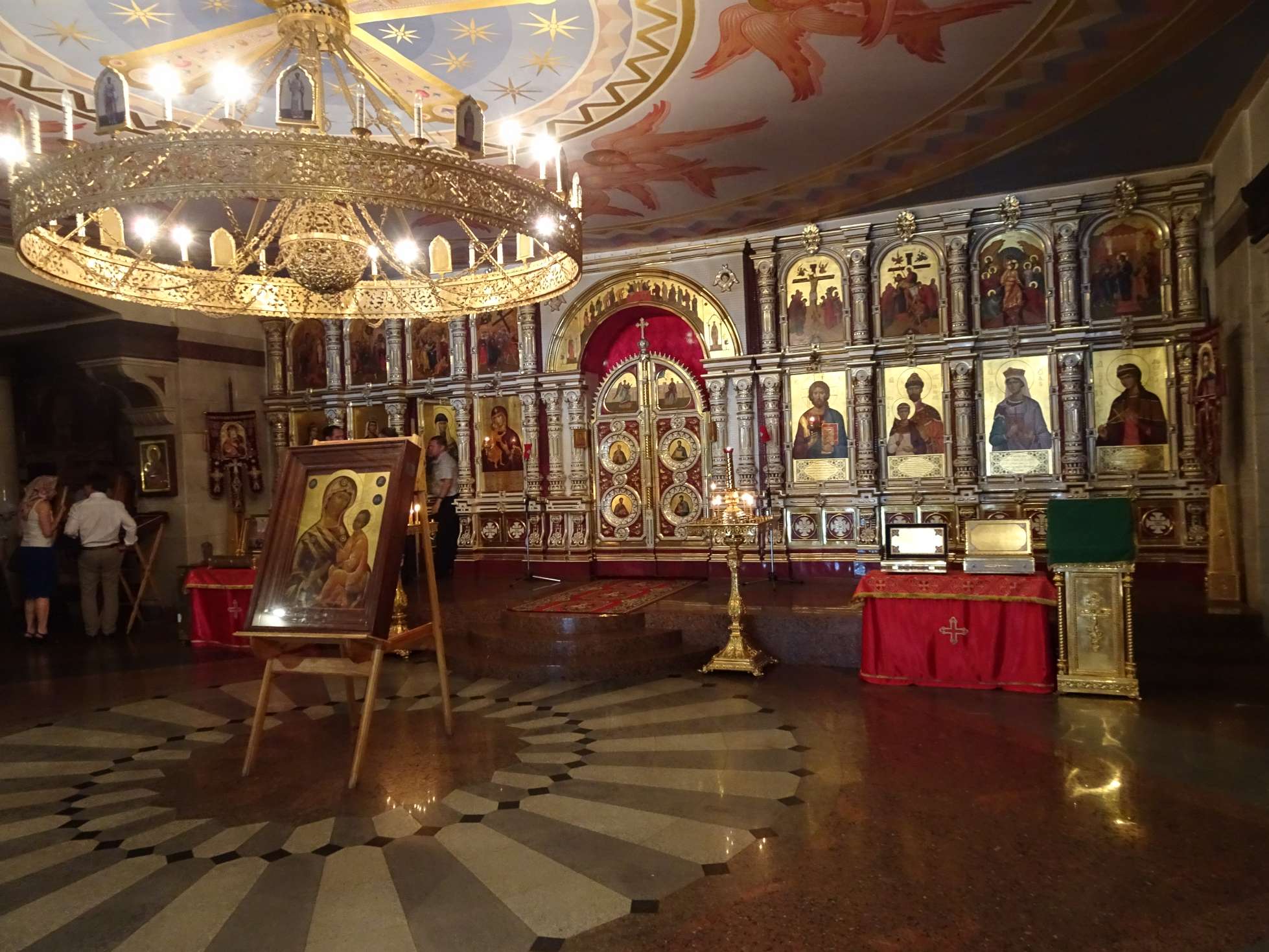 ...wo jetzt die gemeuchelten Romanows als Märtyrer verehrt werden.