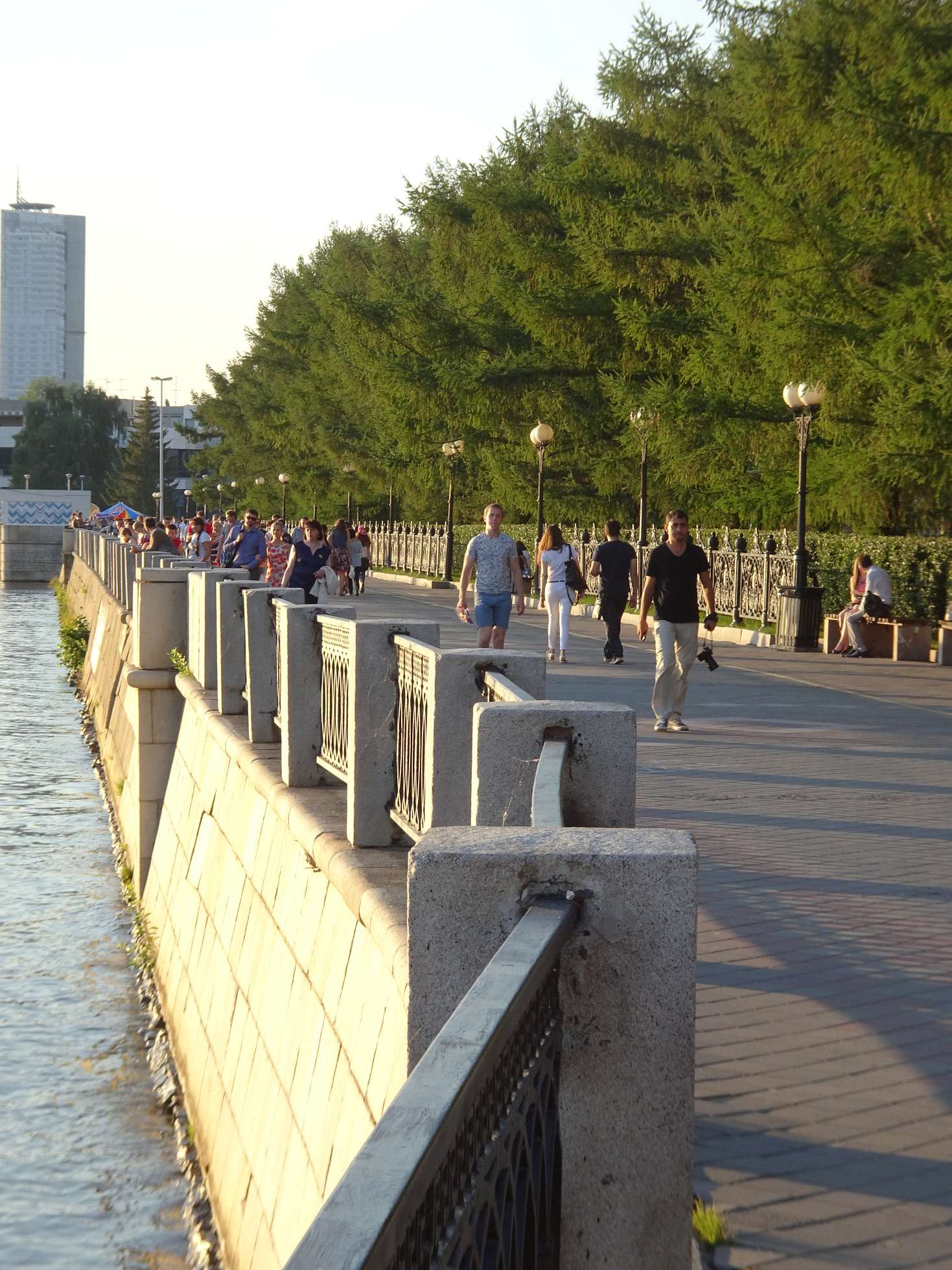 An der Promenade des "Stadtteichs"