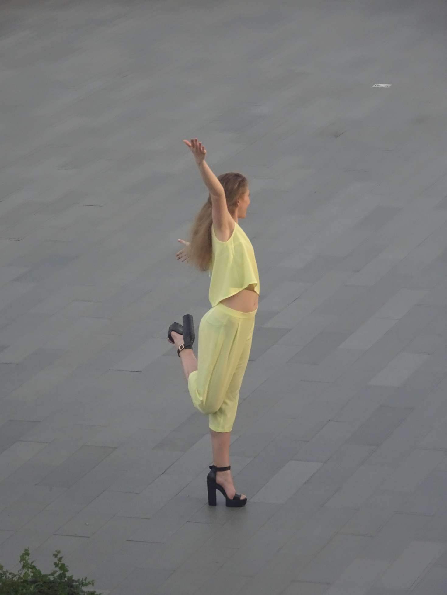 Am Abend wird auf der Terrasse des Museums gepost....