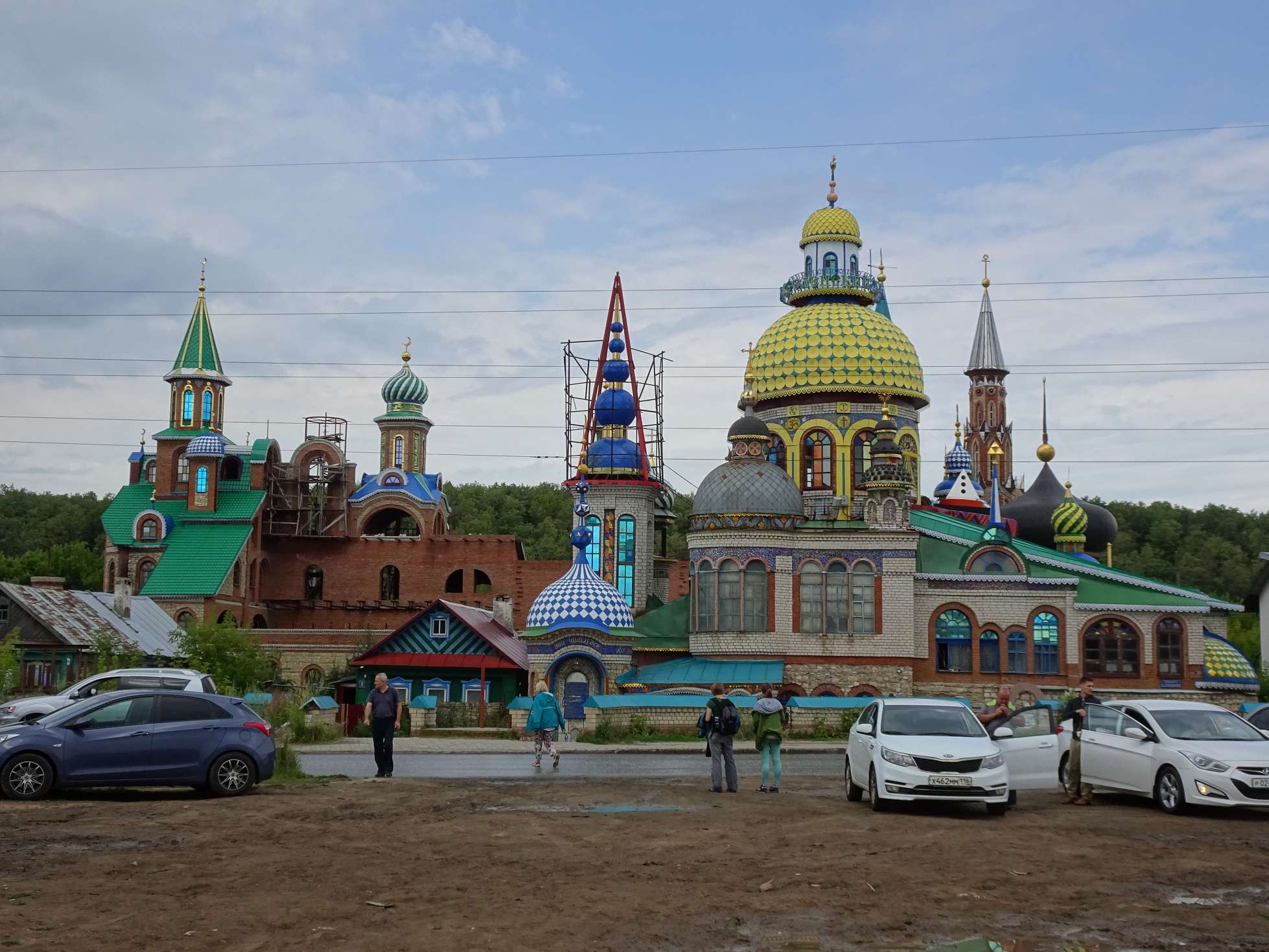Die (noch nicht fertiggestellte) Kirche aller Religionen
