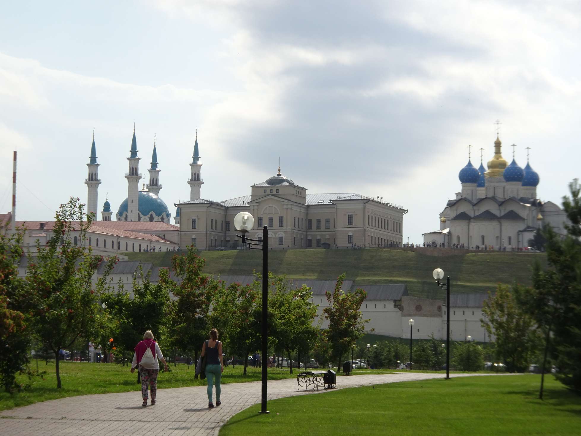 Kirche und Moschee einträchtig vereint