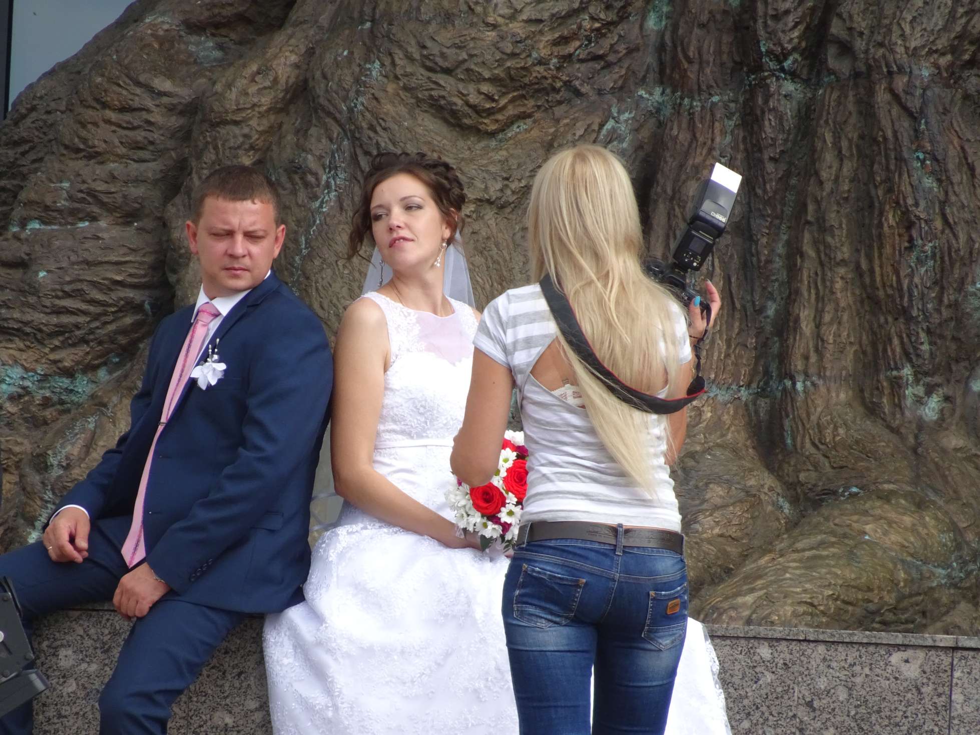 Posen für's Hochzeitsphoto...so ganz glücklich sehen sie nicht aus....