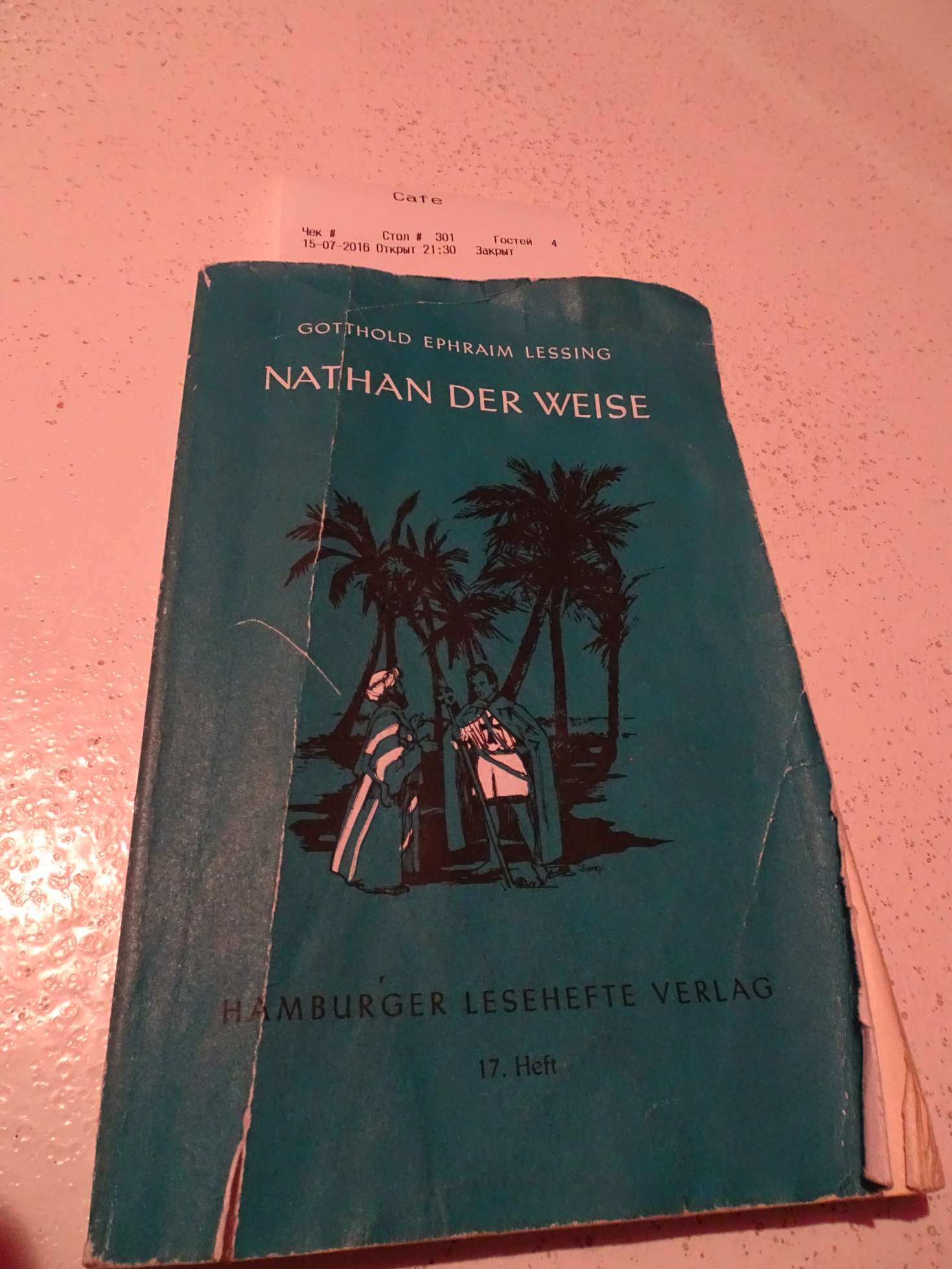 Für deutsche Gäste wird die passende Umverpackung für die Rechnung herausgesucht.