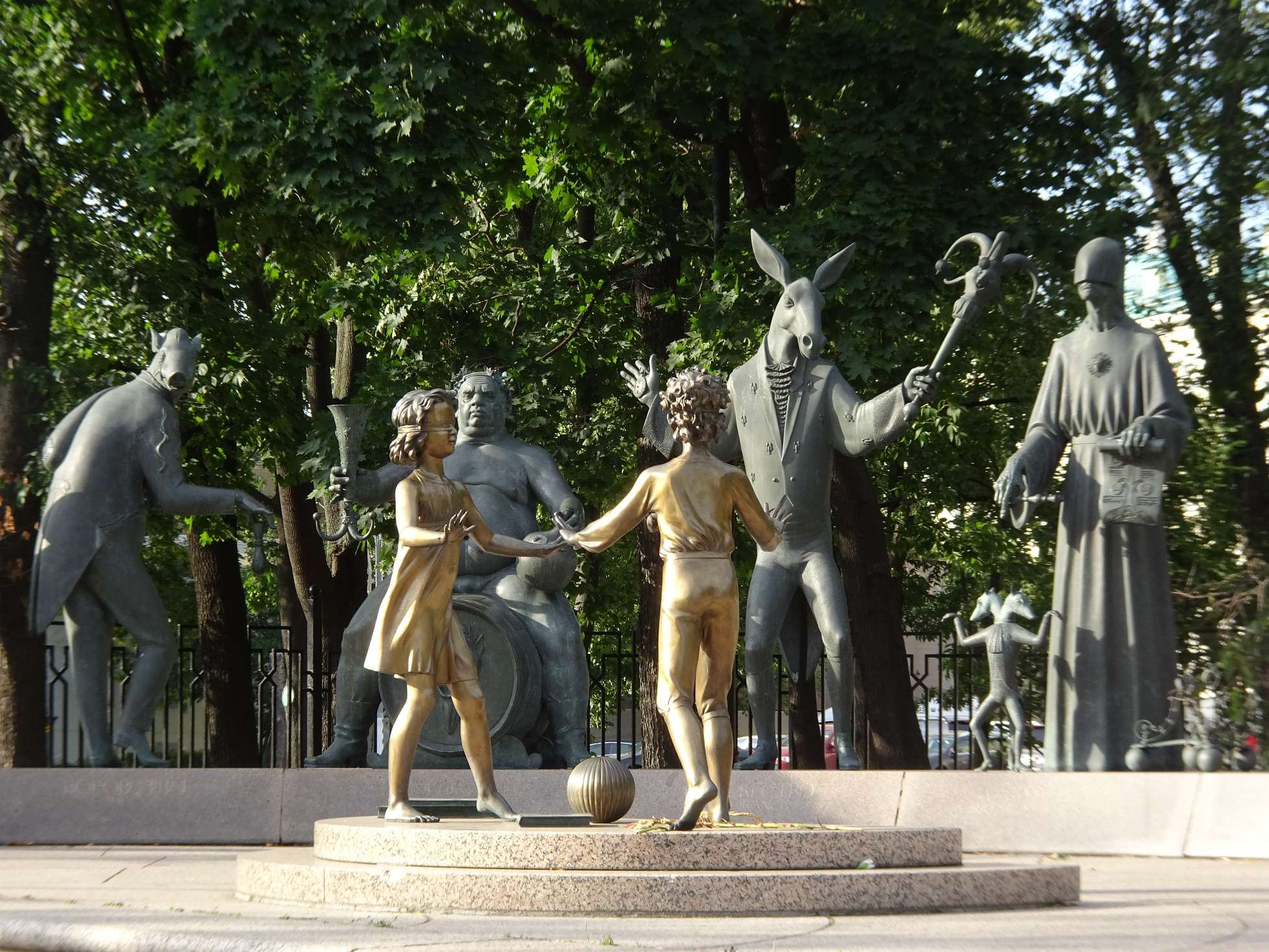 Denkmal, das an die Bedrohungen von Kindern mahnen soll