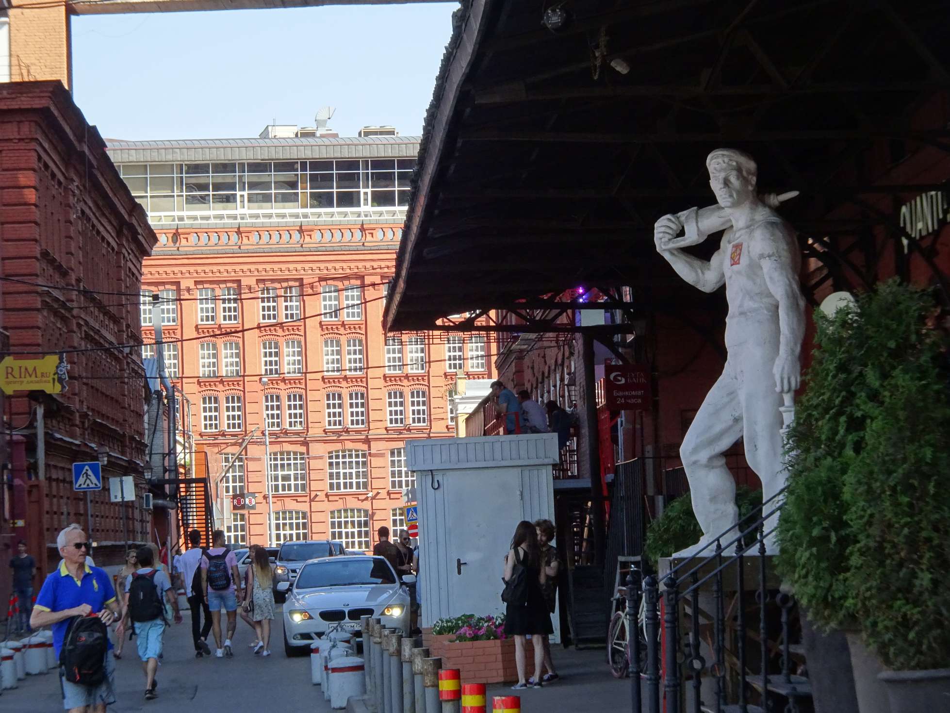 Die ehemalige Schokoladenfabrik "Roter Oktober" (gegründet im 19. Jhd. von einem Deutschen) ...