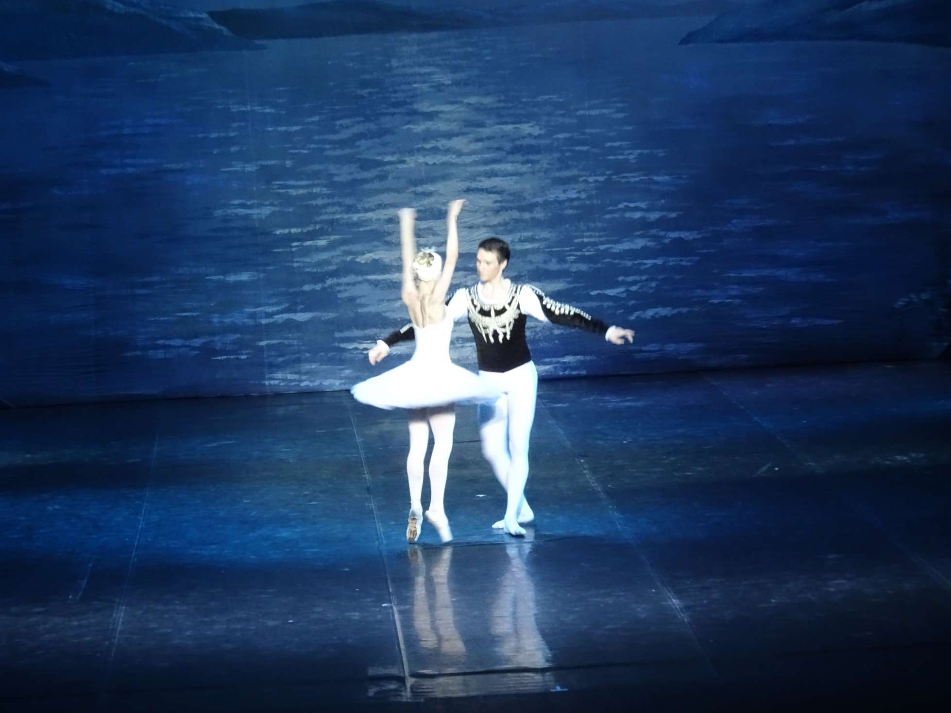 Im "kleinen" Bolschoi, ganz klassisch "Schwanensee"...