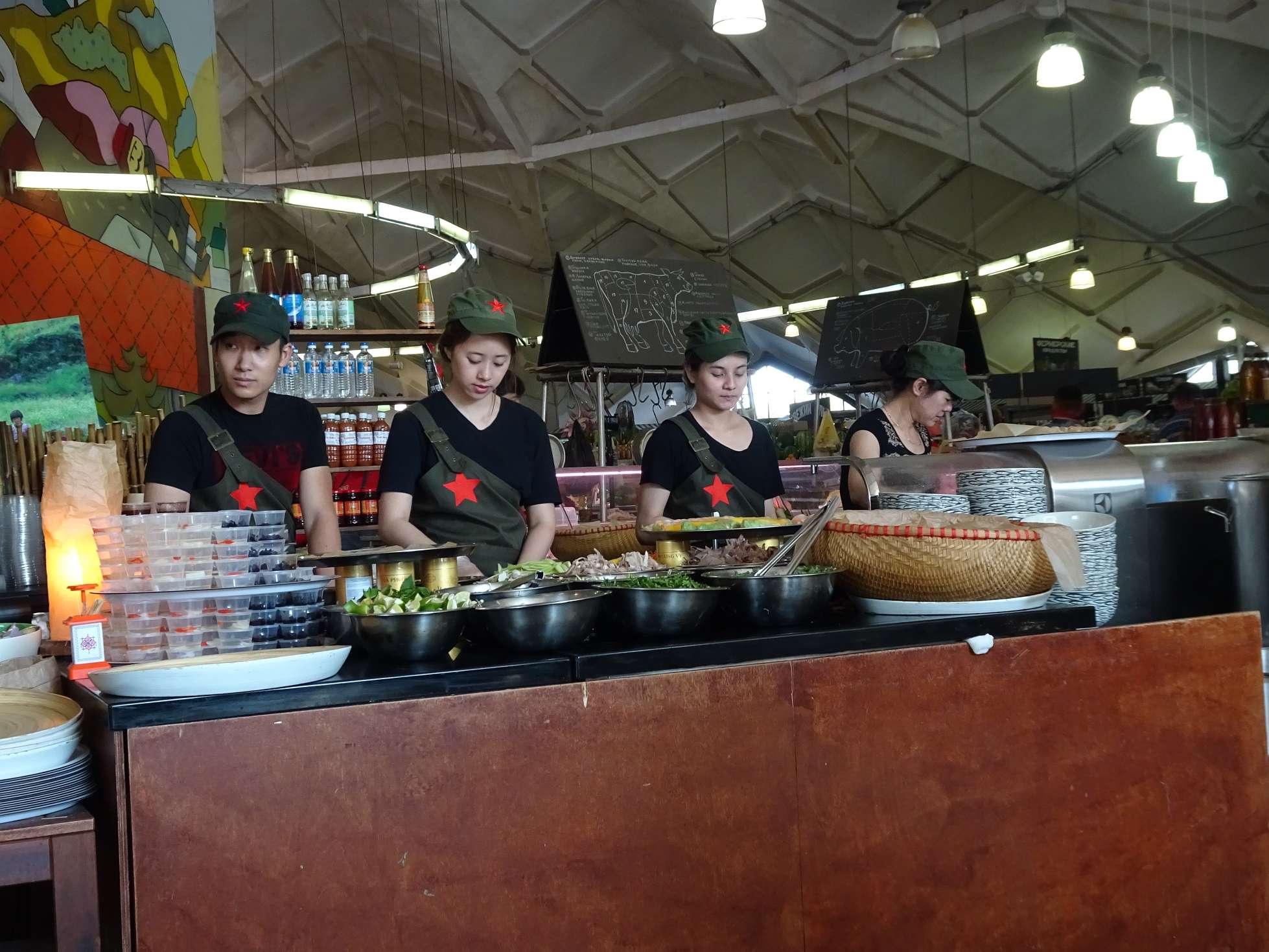 Tolles vietnamesisches Essen in traditionellen Kostümen... ;-)