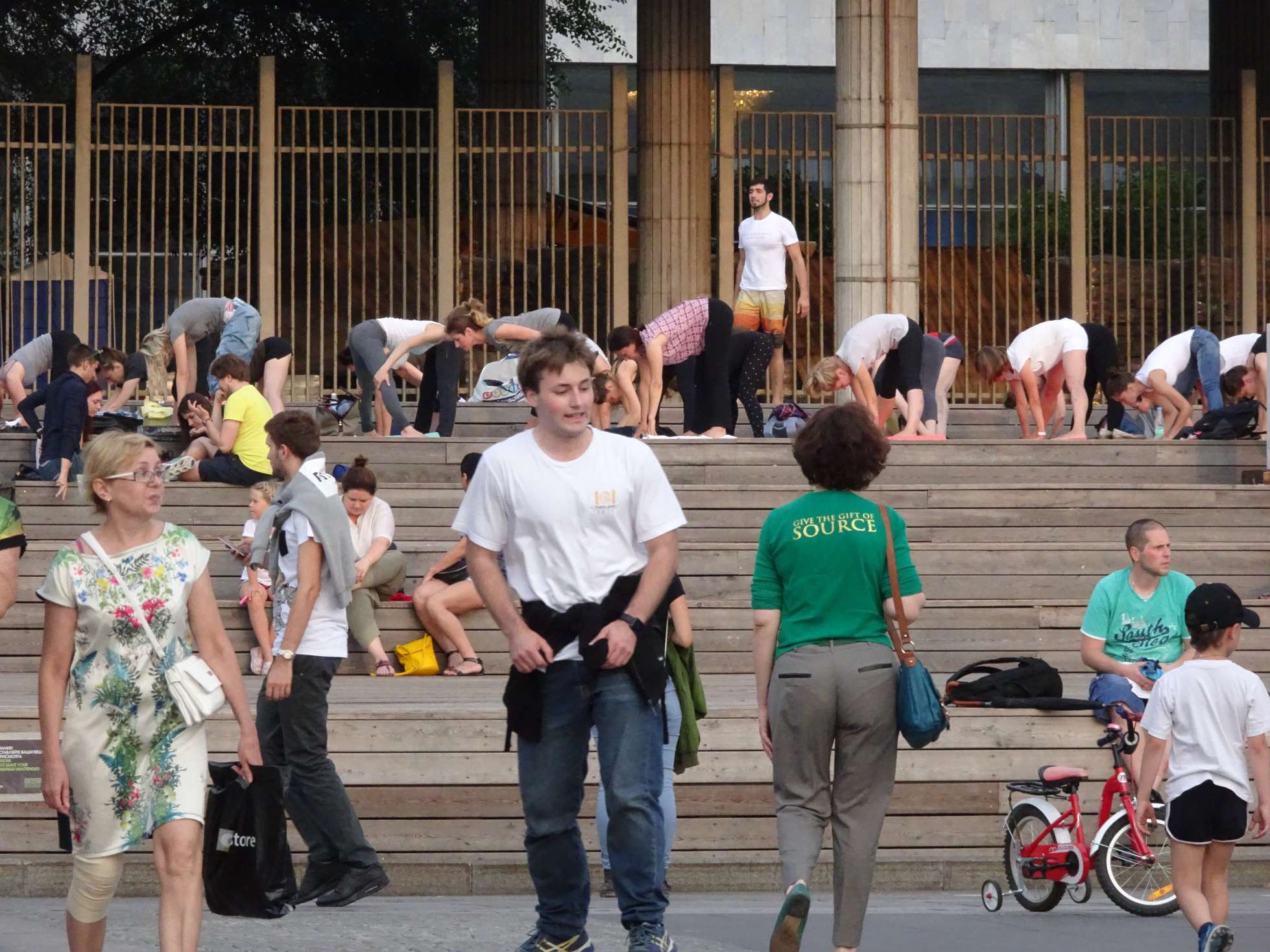 Open-air-Yoga an der neuen Tretjakow-Galerie