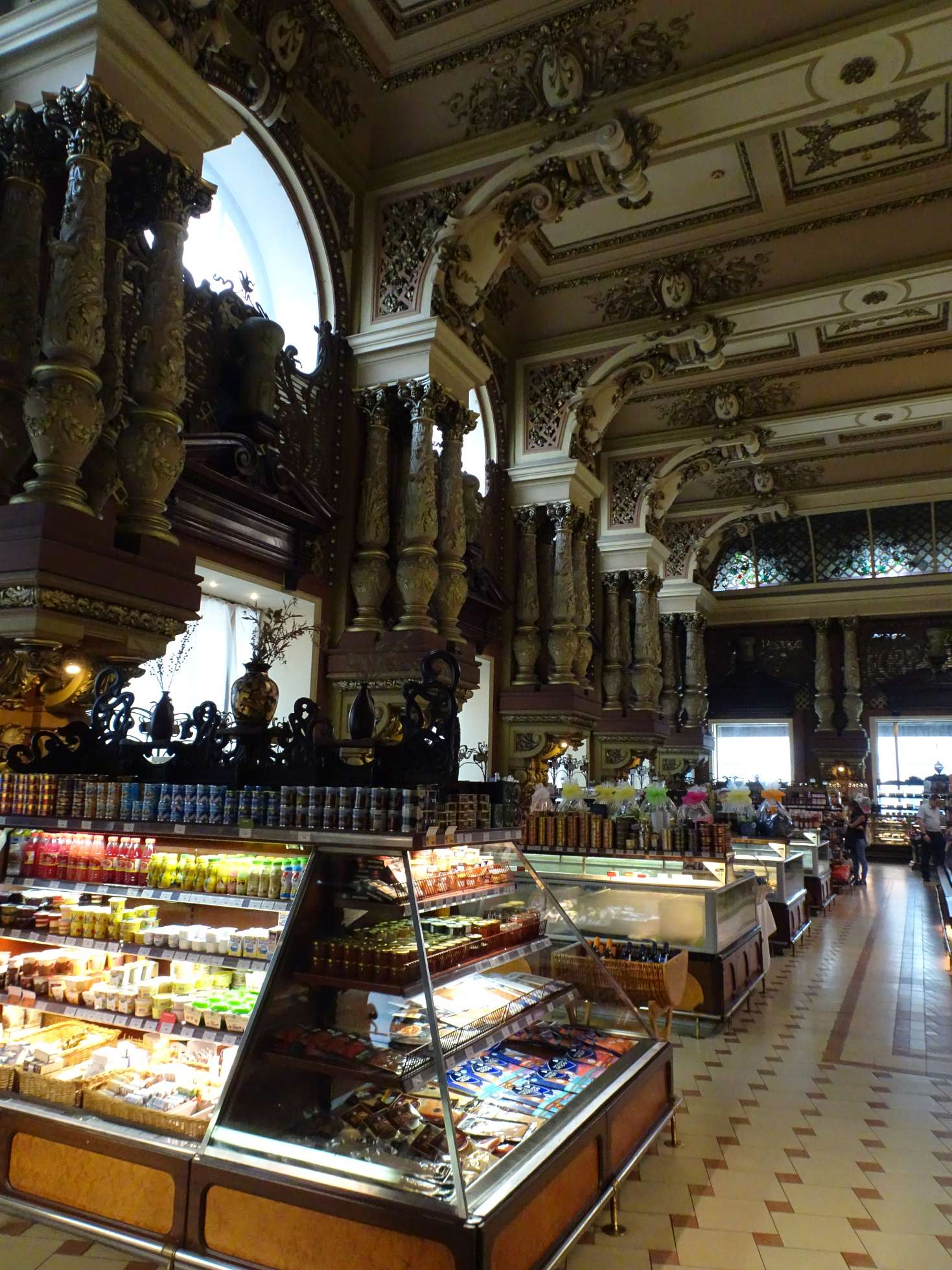 Der Kontrast ist dieses nette Kaufhaus, in dem wir unsere Mitbringsel erwerben.