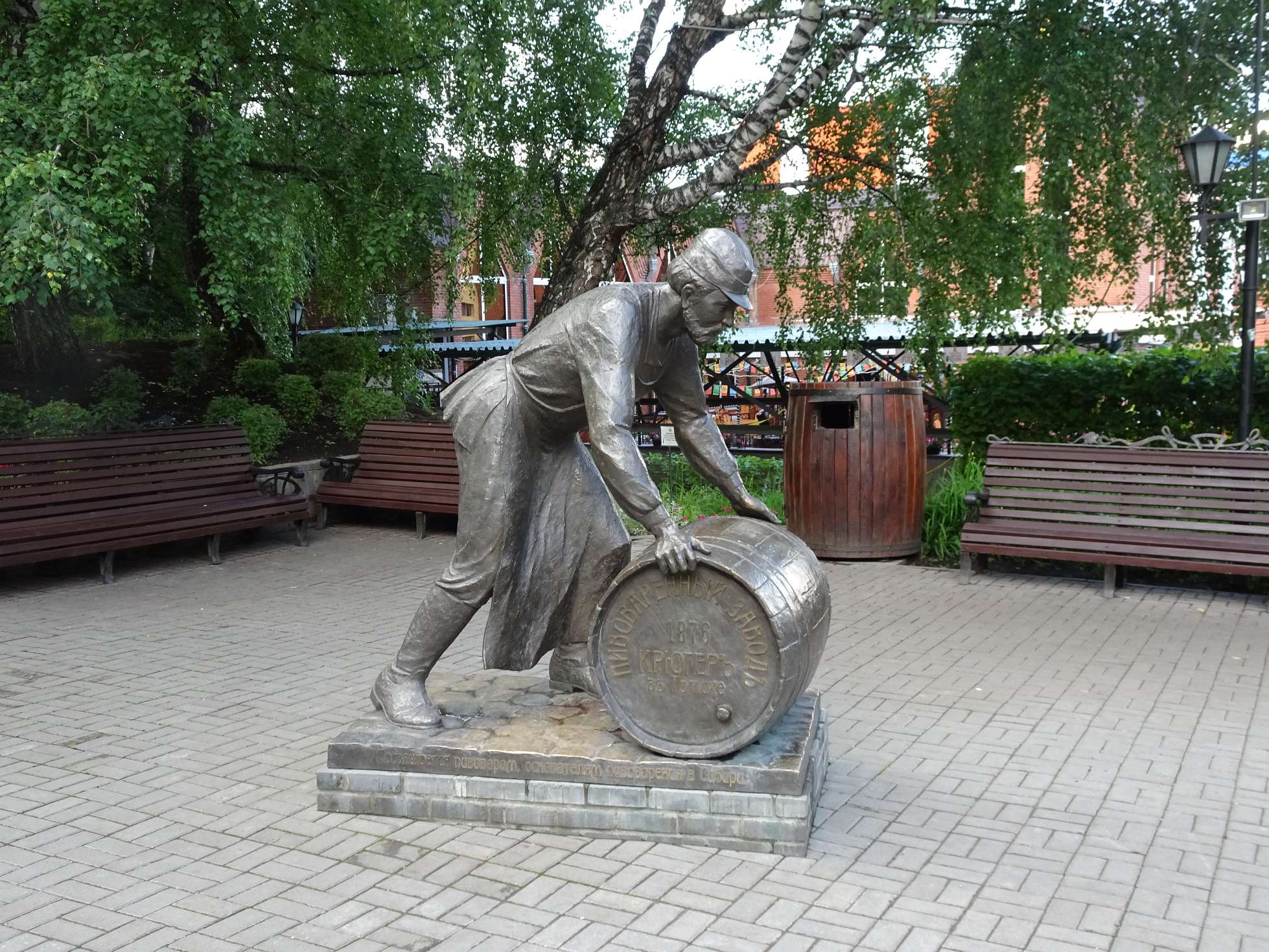 Vor der lokalen Brauerei (mit deutschen Wurzeln)