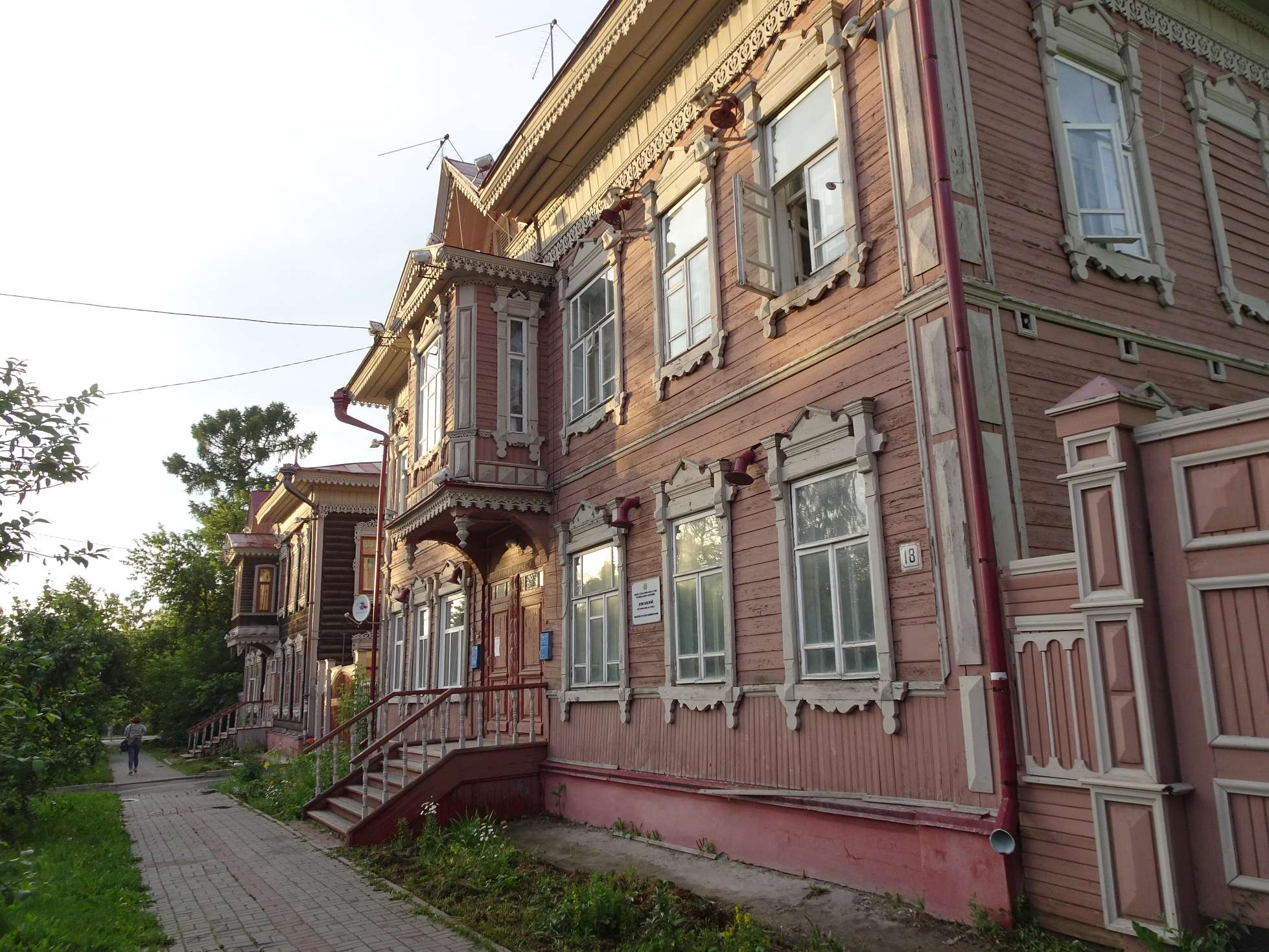 Berühmt ist Tomsk für seine Holzhäuser