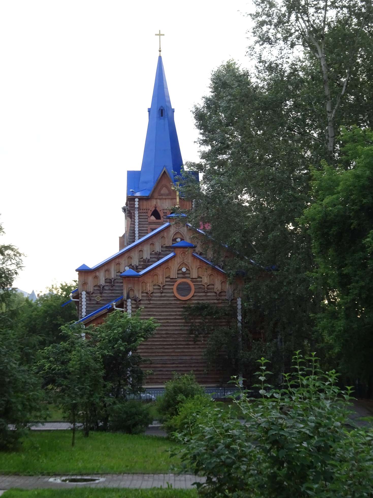 2006 besuchte Angela Merkel die Stadt, ihr zu Ehren wurde eine protestantische Kirche gebaut.