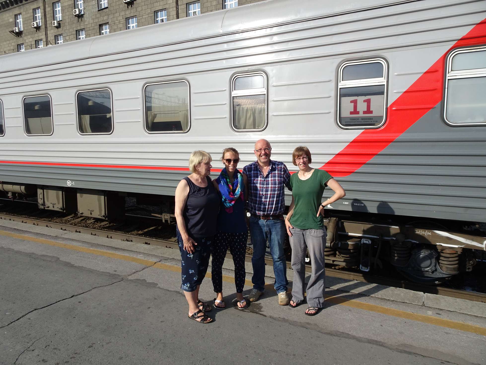 Gruppenbild vor Schlafwagen