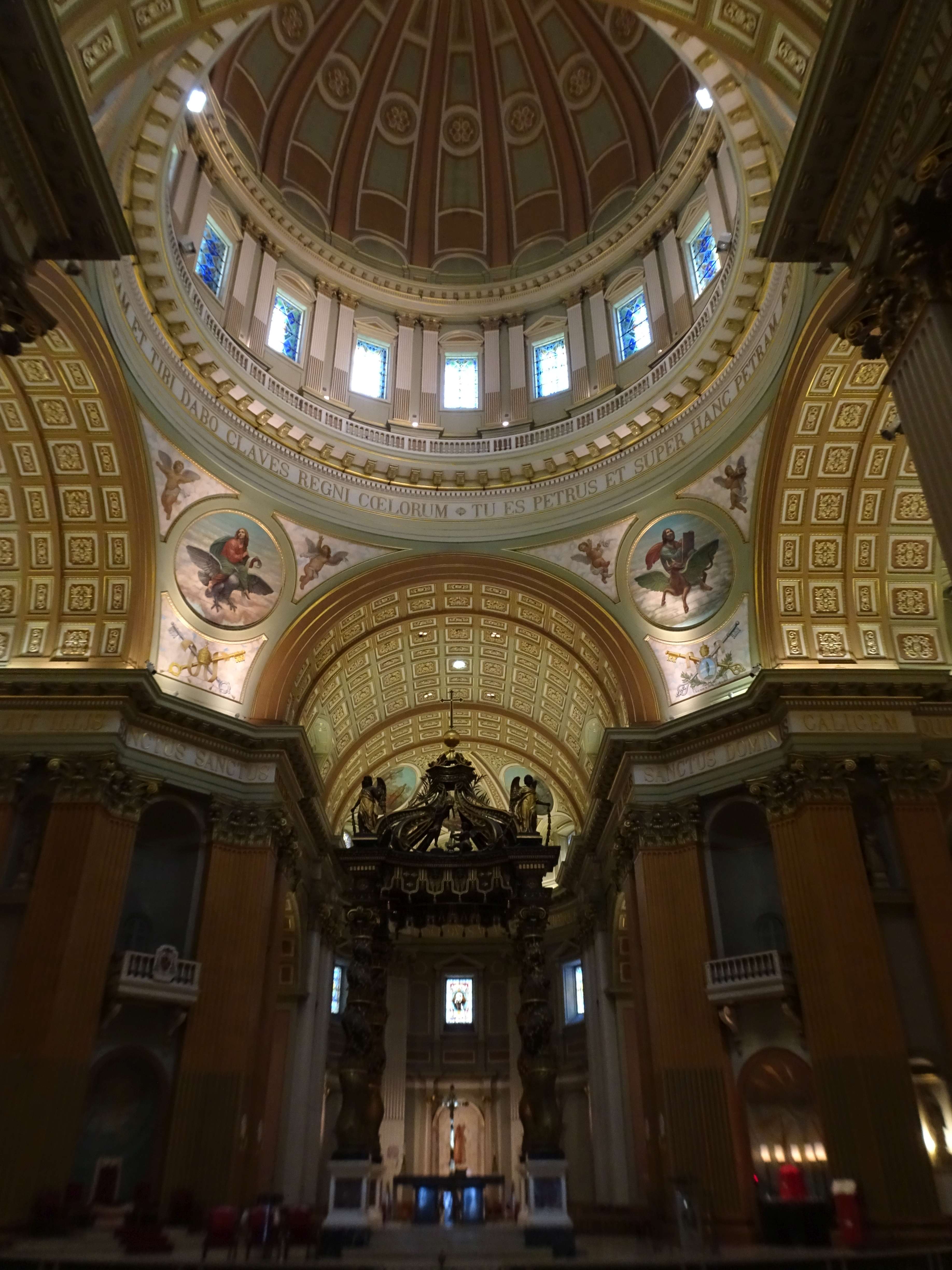 Die Cathédrale Marie-Reine-du-Monde kopiert hemmungslos den Petersdom.