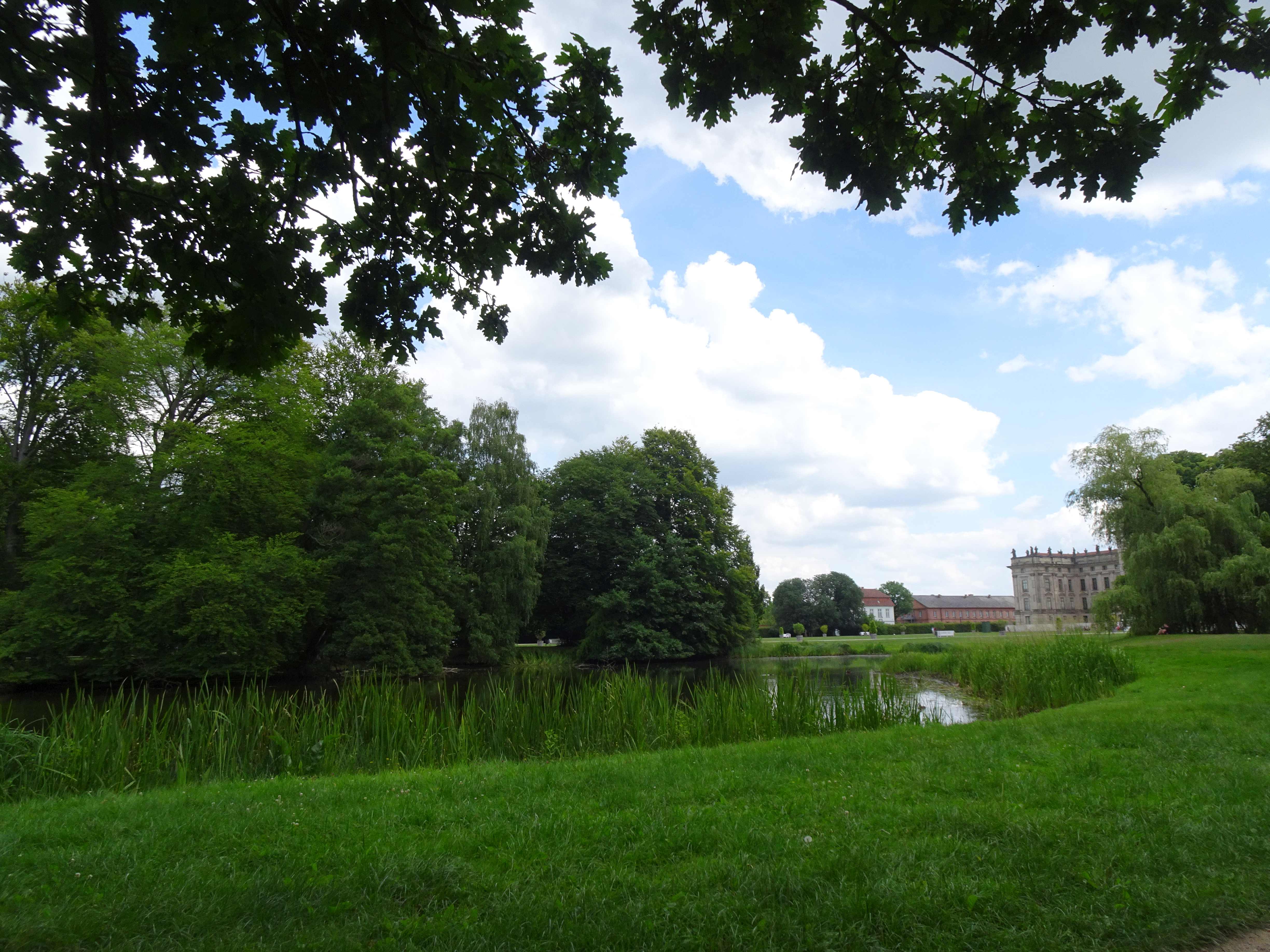 Lange vor Corona gebucht, unser Urlaub an der Ostsee. Wir fahren über Land und machen Halt in Ludwigslust