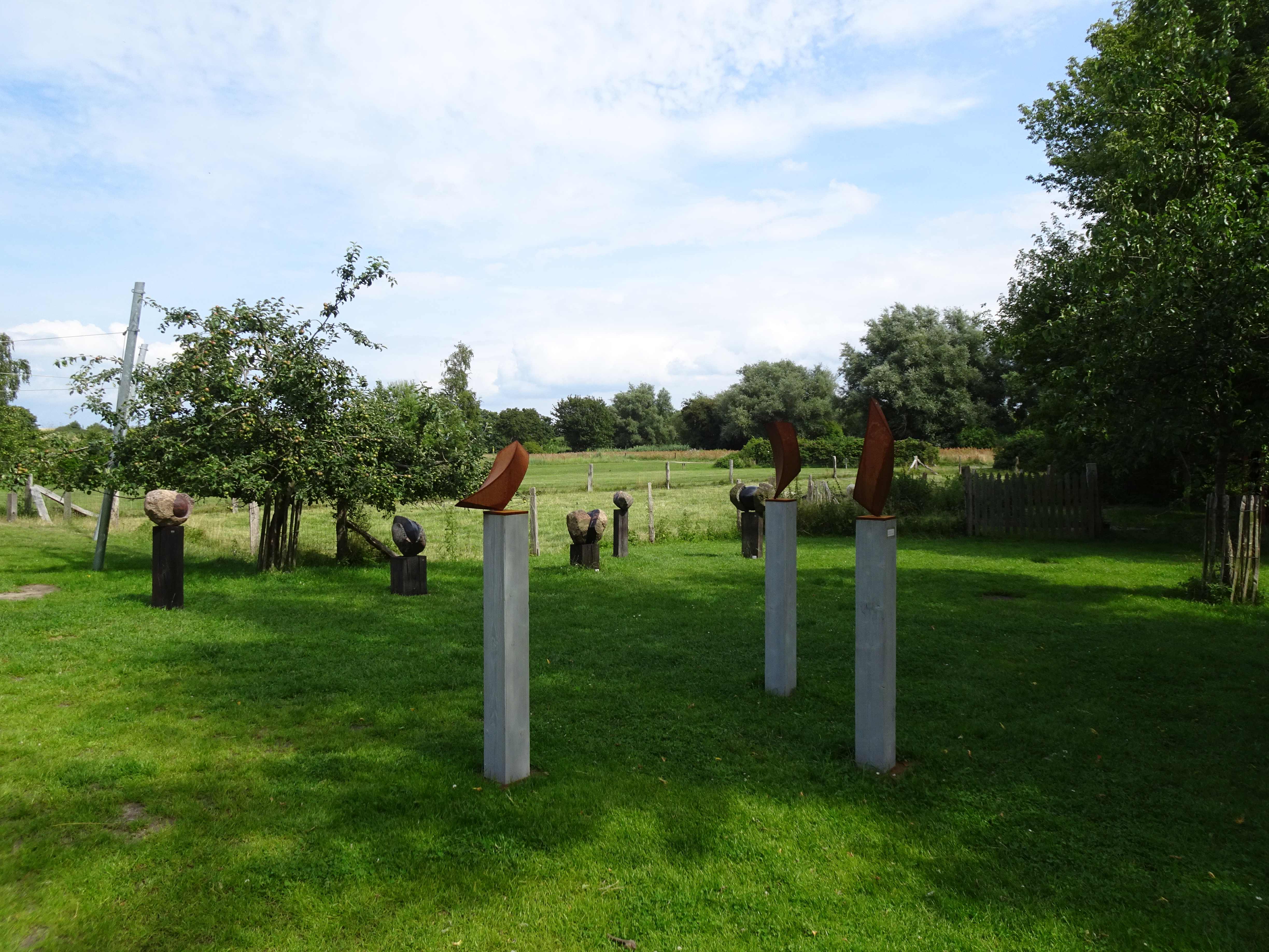 Und selbst im Kaffeegarten gibt es Kunst