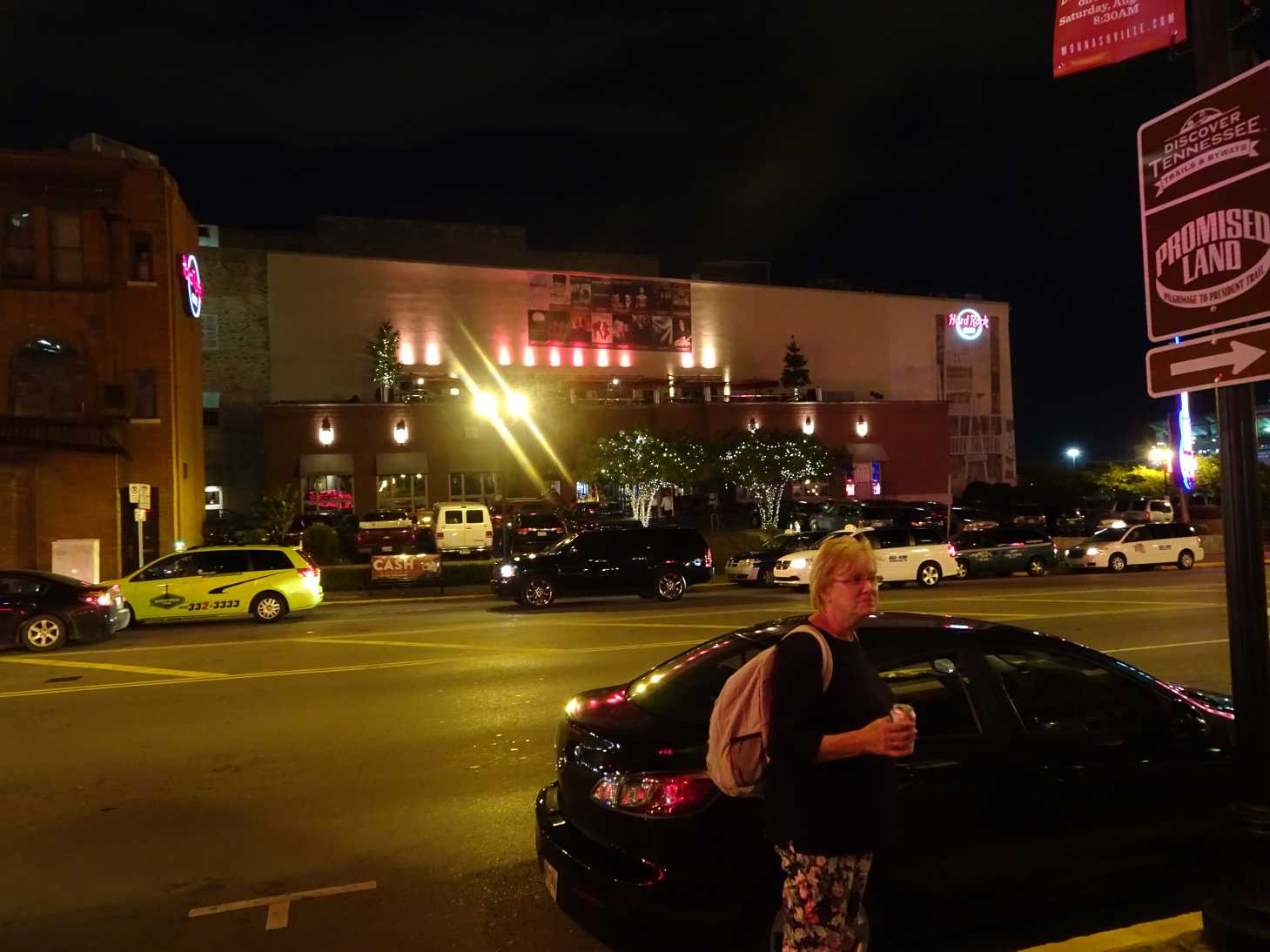 Auch Monika legt ihre Scheu vor öffentlichem Alkoholkonsum ab, vor allem, da es ein Geschenk ist...