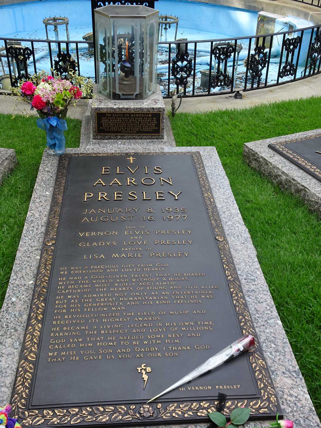 Dieses ist das meistbesuchteste Grab der USA.